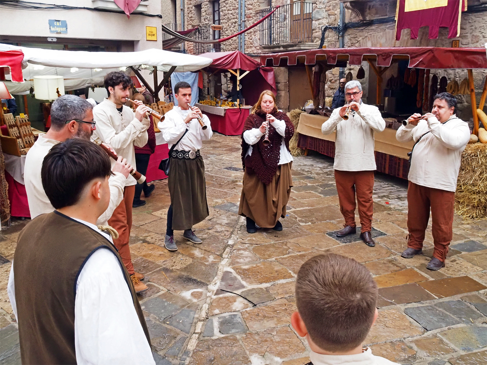 Cercavila dels Grallers del Poble Vell en l'obertura de la 22a Fira Medieval d'Oficis de Súria.