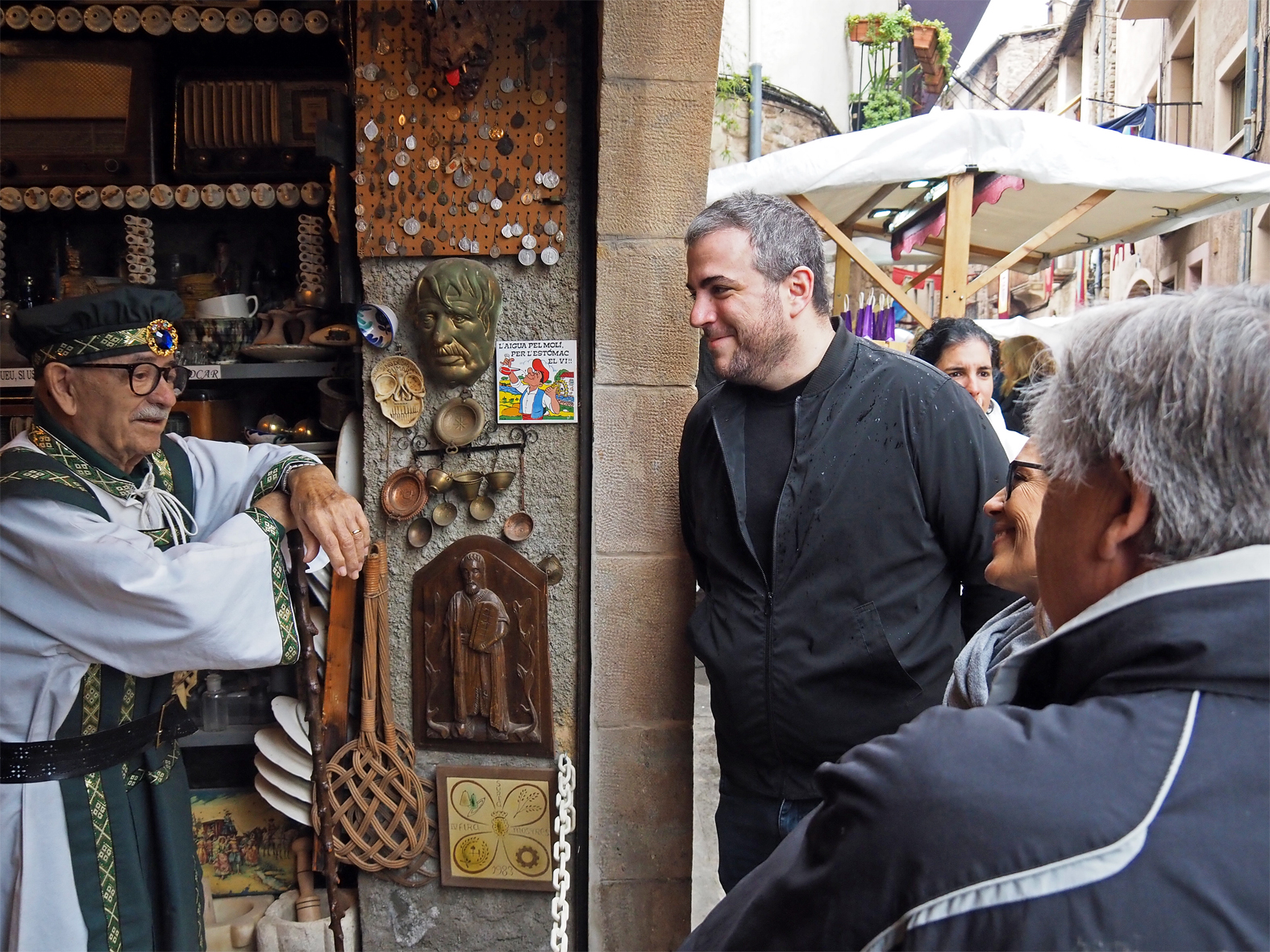 L'alcalde Albert Coberó i altres membres de l'equip de govern municipal, amb un dels personatges emblemàtics de la 22a Fira Medieval d'Oficis.