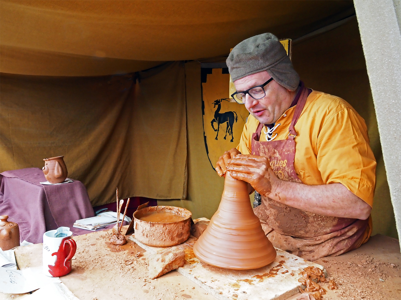 Artesà al Portal de Cardona, dins de la 22a Fira Medieval d'Oficis de Súria.