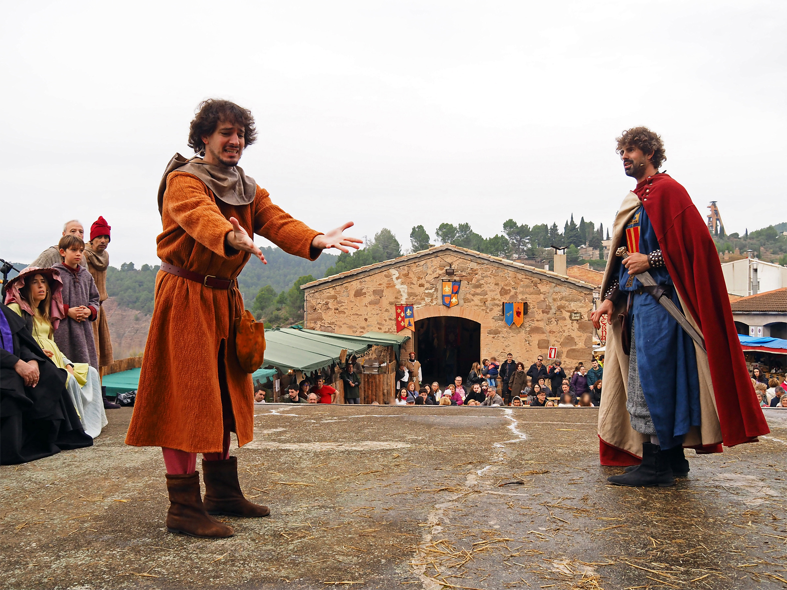 Representació de 'Salats!' a l'espai escènic de l'Era del Castell, dins de la 22a Fira Medieval d'Oficis de Súria.