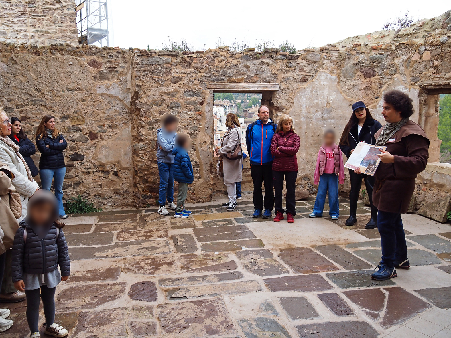 Visita guiada de la 22a Fira Medieval d'Oficis de Súria, al sobreabsis de l'Església del Roser.