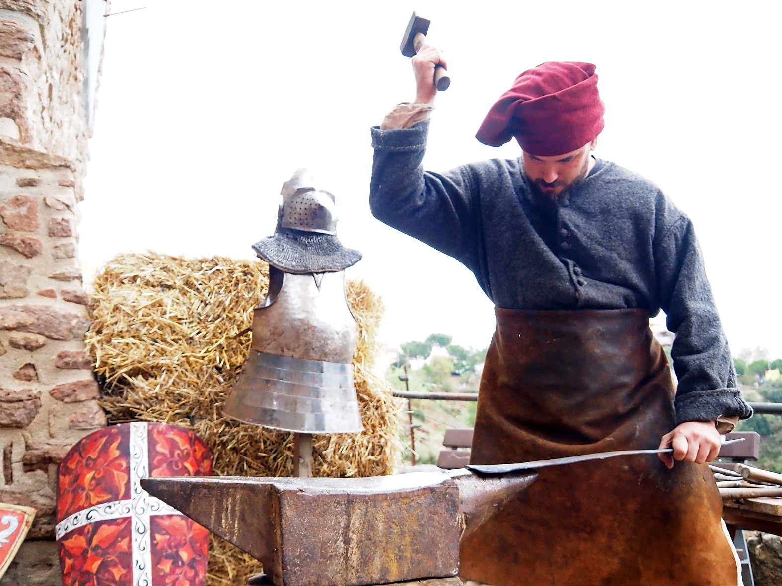 Artesà al carrer de Sant Cristòfol, dins de la 22a Fira Medieval d'Oficis de Súria.