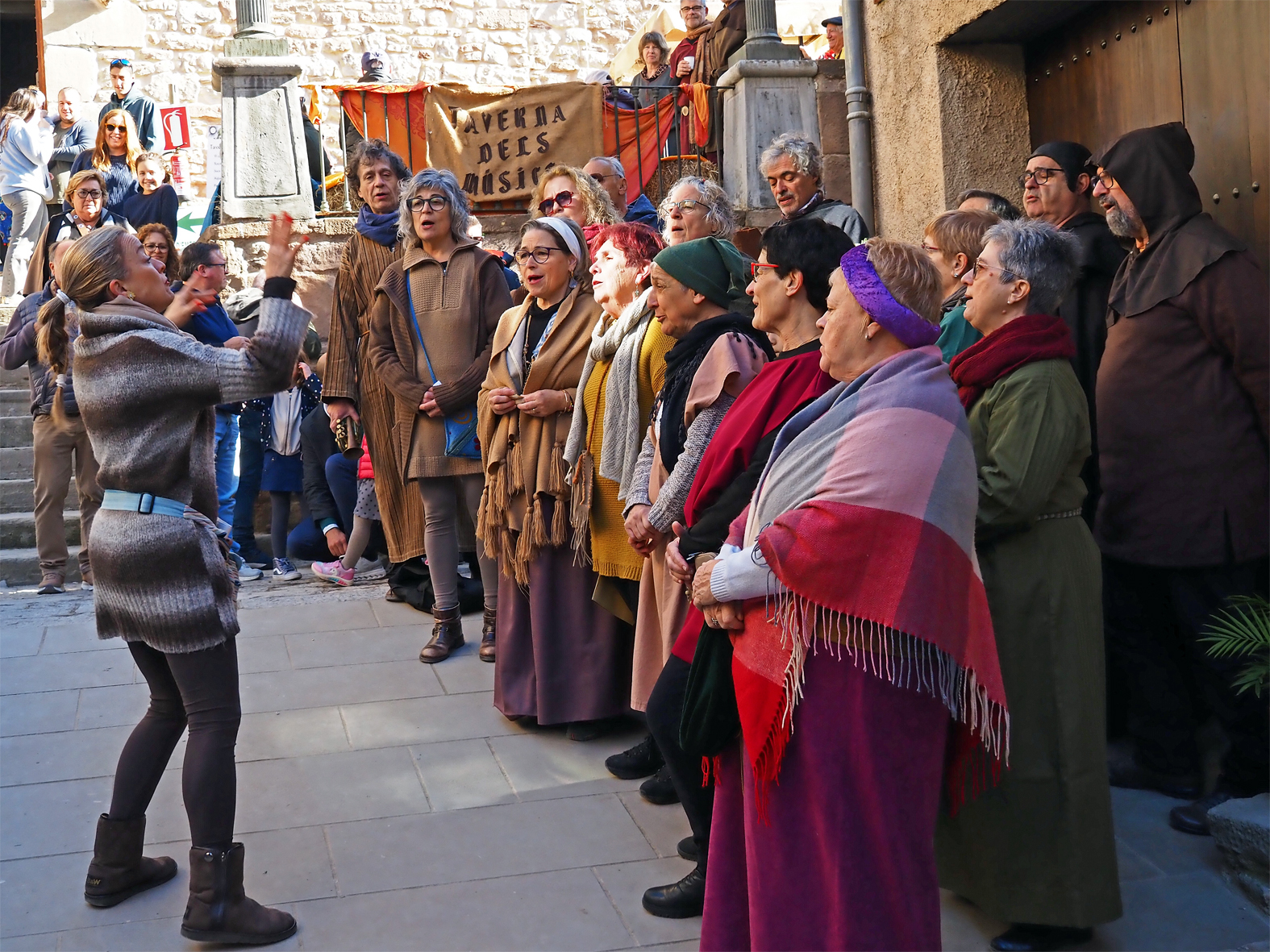 Actuació de la Coral Sòrissons de l'Escola Municipal de Música al carrer Major del Poble Vell, dins de la 22a Fira Medieval d'Oficis de Súria.