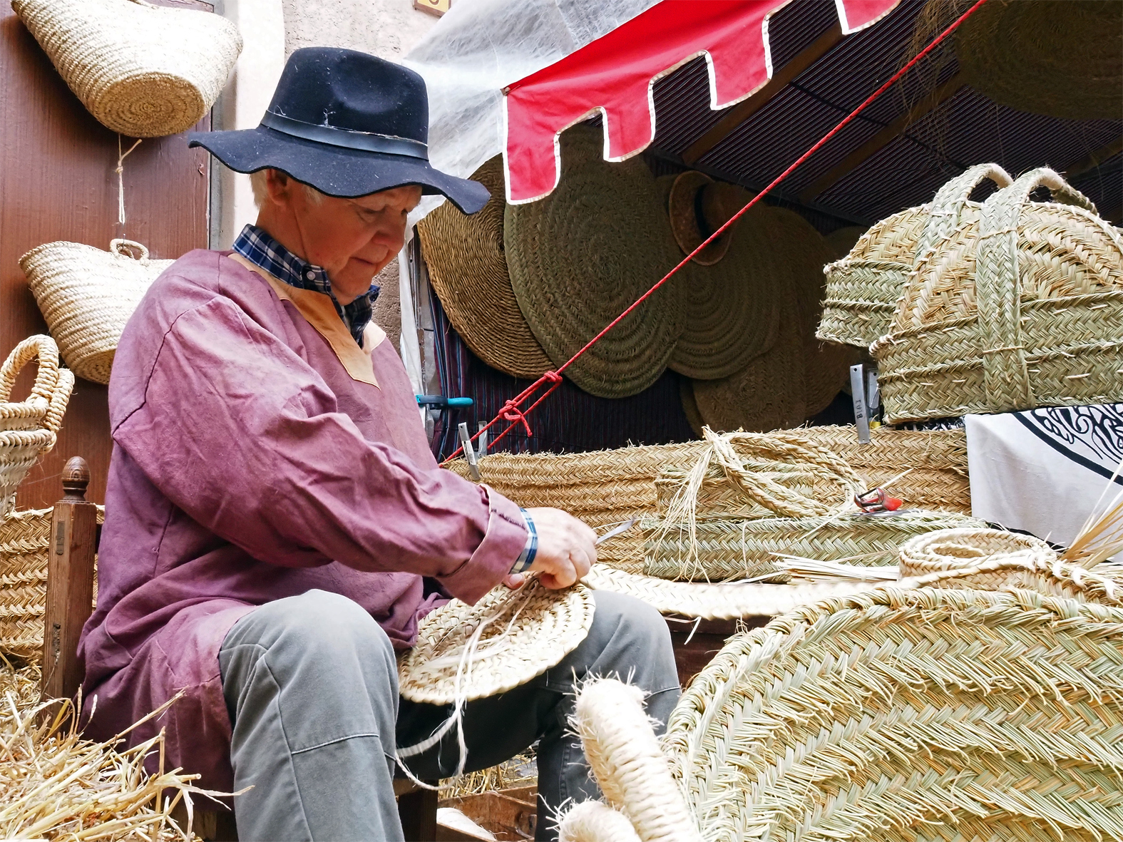 Artesà a la plaça Major del Poble Vell, dins de la 22a Fira Medieval d'Oficis de Súria.