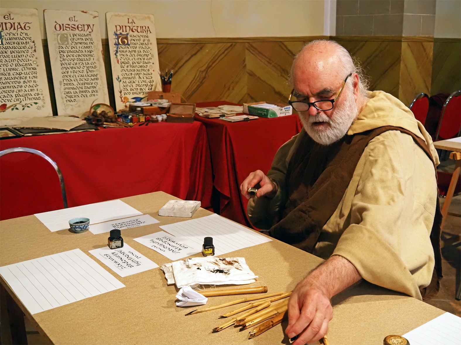 Preparatius del taller d'escriptura medieval a l'Església del Roser, dins de la 22a Fira Medieval d'Oficis de Súria.