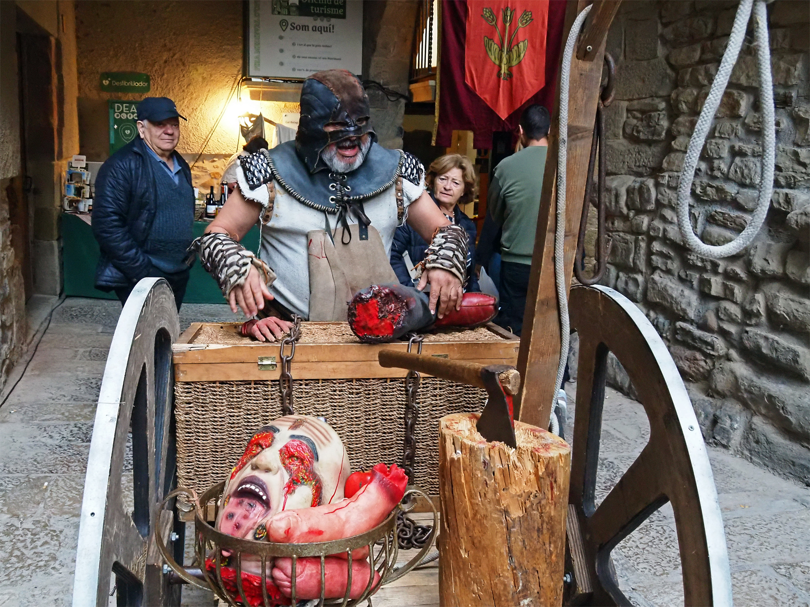 Personatge de la 22a Fira Medieval d'Oficis, al carrer Sant Climent.