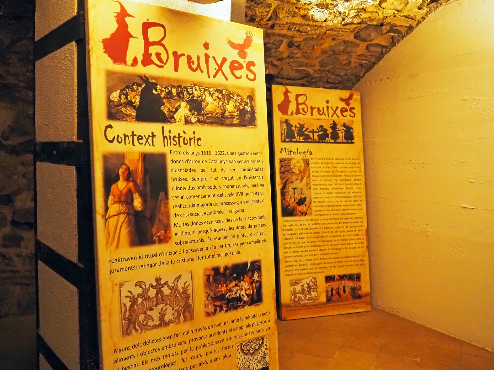Plafons de l'exposició sobre bruixeria, al Túnel de la Bateria, dins de la 22a Fira Medieval d'Oficis de Súria.