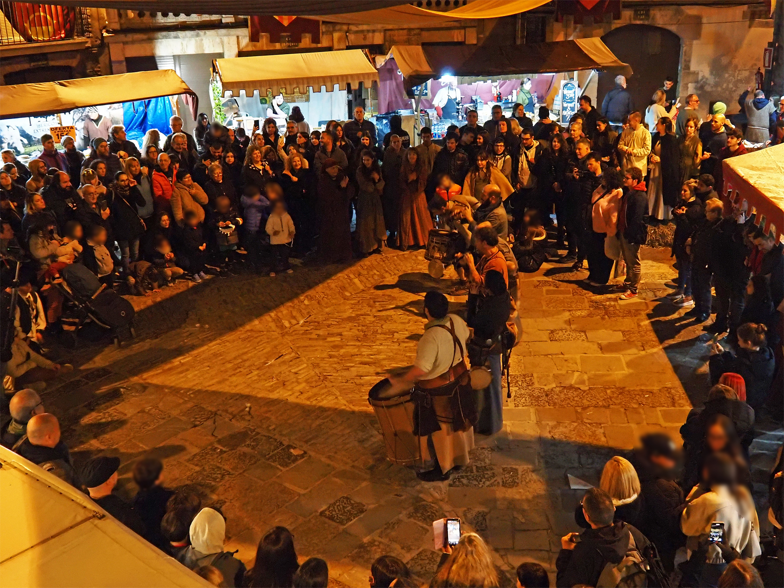 La plaça Major del Poble Vell, durant la festa de cloenda de la 22a Fira Medieval d'Oficis de Súria.