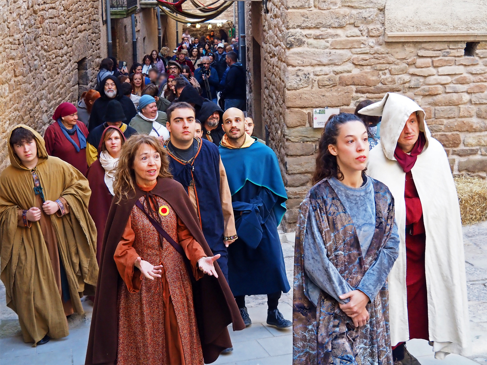 Seguici de la Castlana pel carrer Major del Poble Vell, dins de la 22a Fira Medieval d'Oficis de Súria.