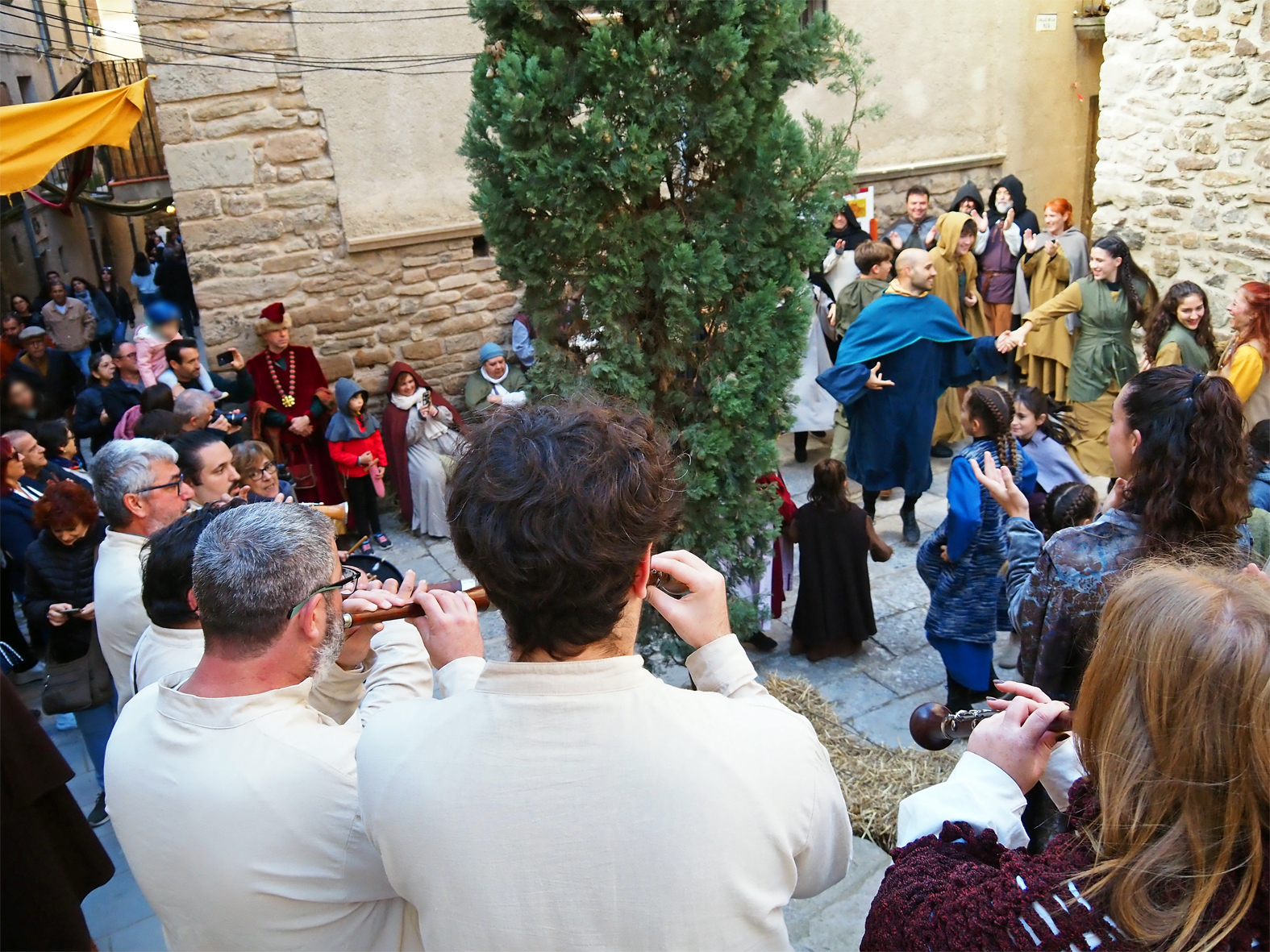 Dansa del seguici de la Castlana al carrer de la Pleta, dins de la 22a Fira Medieval d'Oficis de Súria.