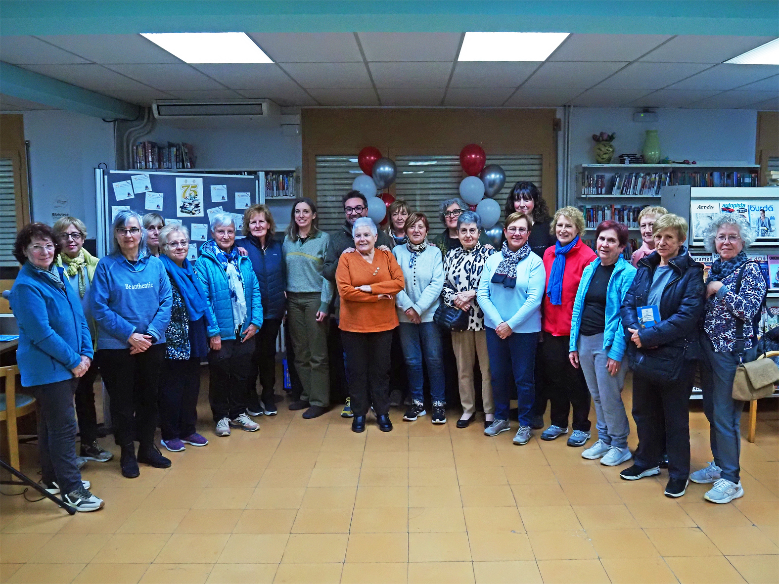 Foto de grup de l'escriptora i periodista Llucia Ramis amb el Club de Lectura de la Biblioteca Pública de Súria.