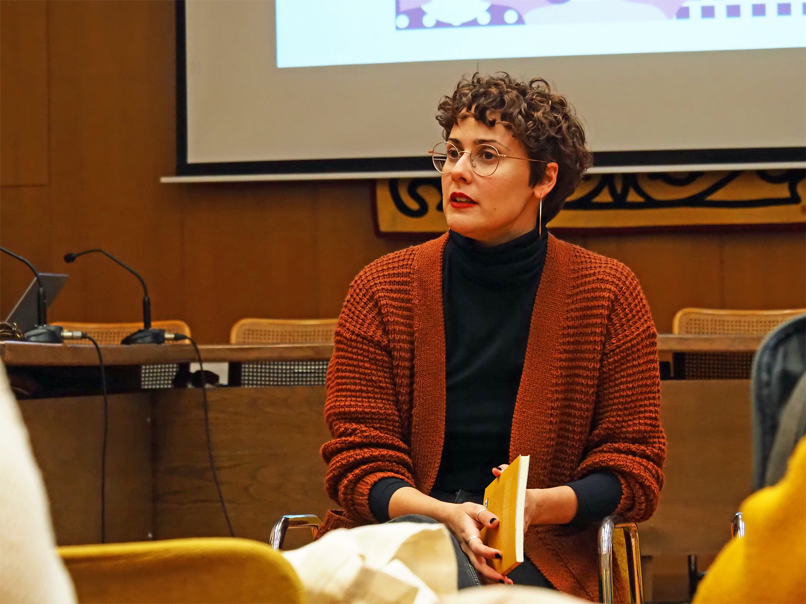 L'escriptora i exdiputada Jenn Diaz, durant la presentació del seu llibre 'Violència en tres actes' al saló de sessions de la Casa de la Vila, dins del programa del Dia Internacional per a l'eliminació de la violència contra les dones.