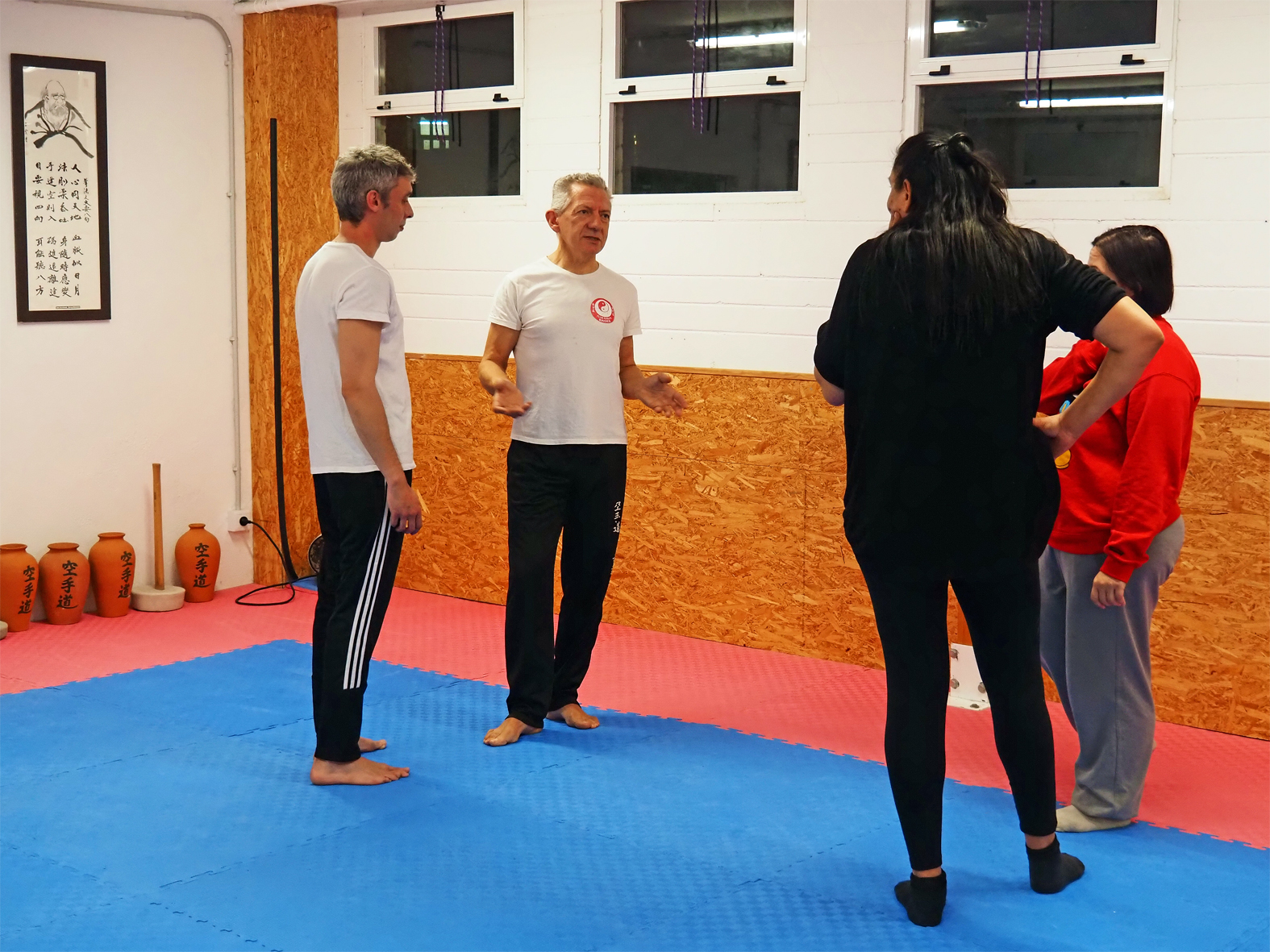 Taller de defensa personal femení al local del Club Karate Bages, dins del programa del Dia Internacional per a l'eliminació de la violència contra les dones.