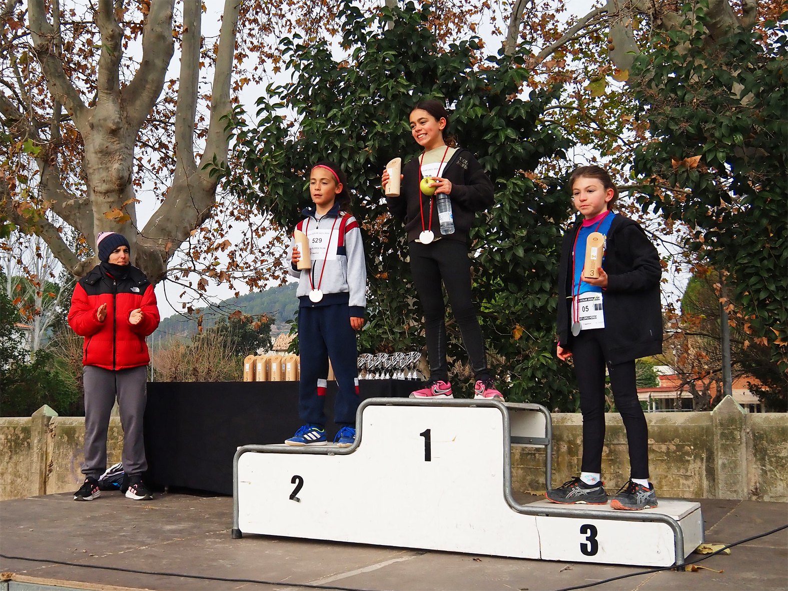 Podi d'una de les curses del Cros Escolar de Súria, amb la regidora d'Esports, Alba Martínez.