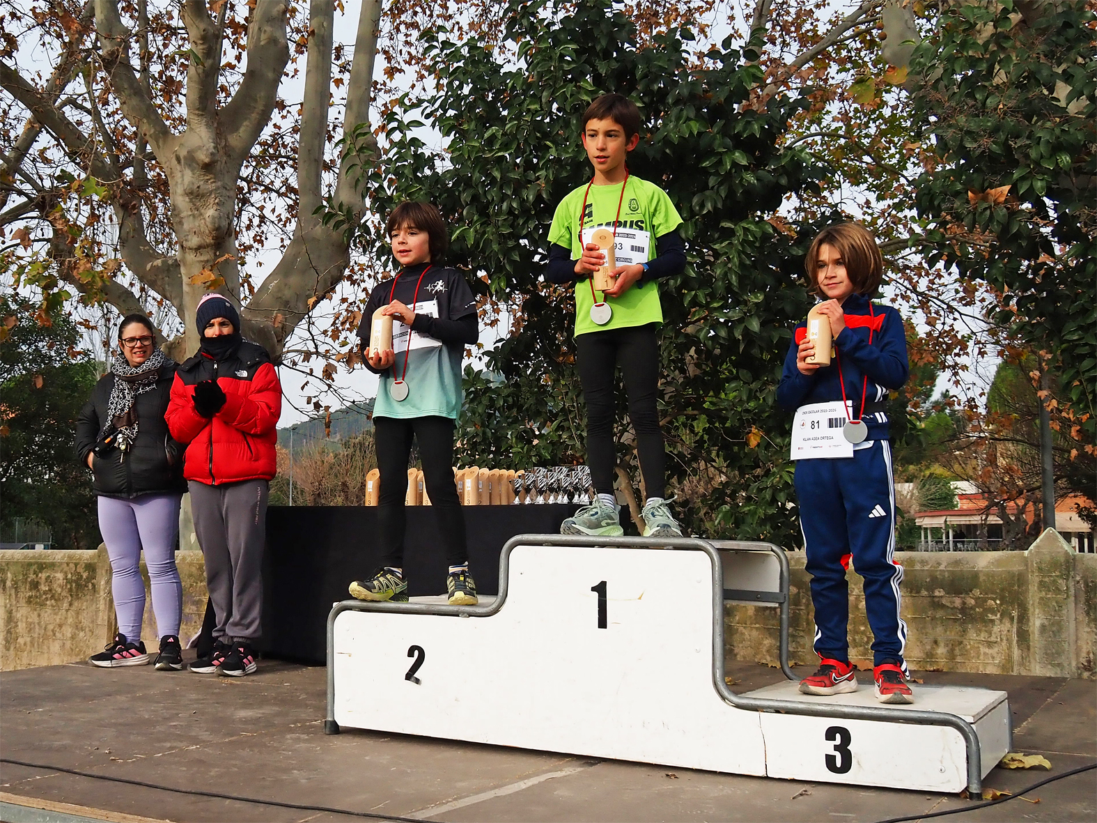 Podi d'una de les curses del Cros Escolar de Súria, amb la regidora d'Esports, Alba Martínez.