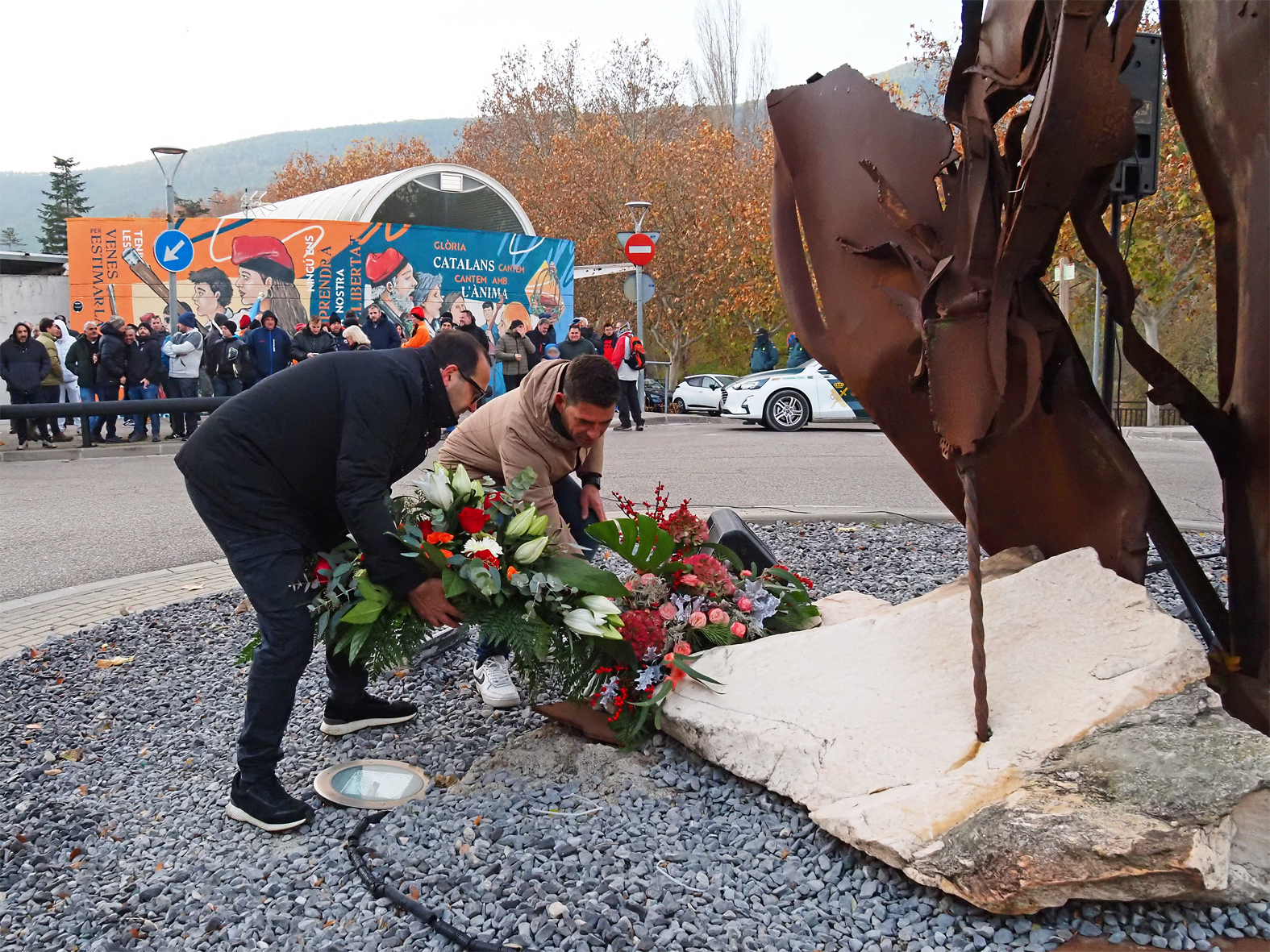 Ofrena floral al Monument a la Mineria durant l'acte d'inici de la Festa de Santa Bàrbara.
