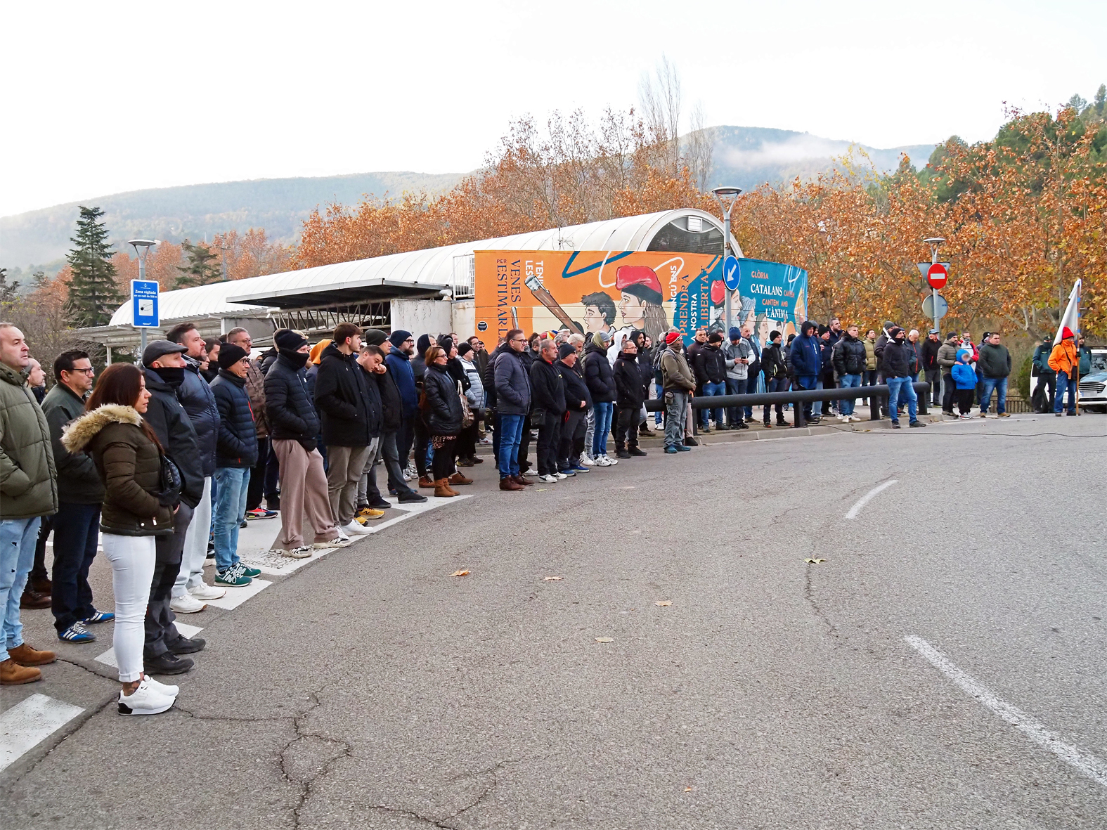 Vista parcial de les persones assistents a l'acte d'inici de la Festa de Santa Bàrbara, a l'entorn del Monument a la Mineria.