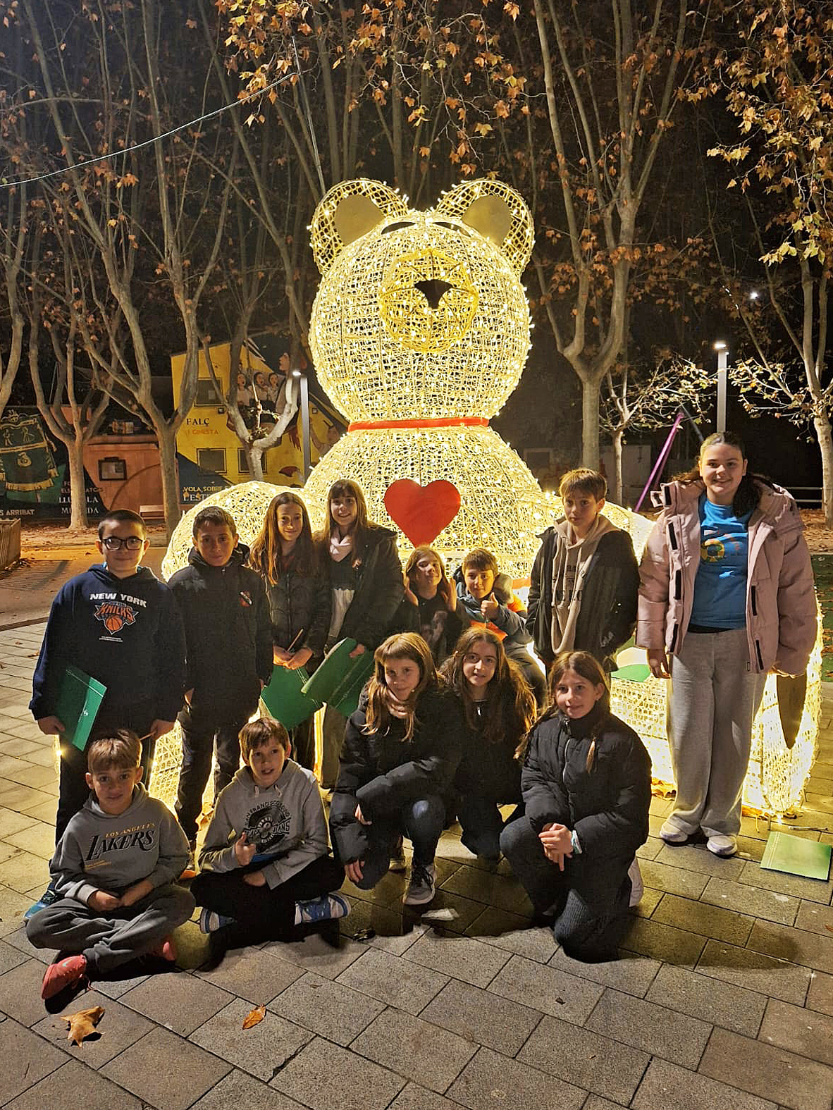 Jurat del 5Ã¨ concurs 'IlÂ·luminem el Nadal!', format per membres del Consell Municipal dels Infants, a la plaÃ§a de Sant Joan.