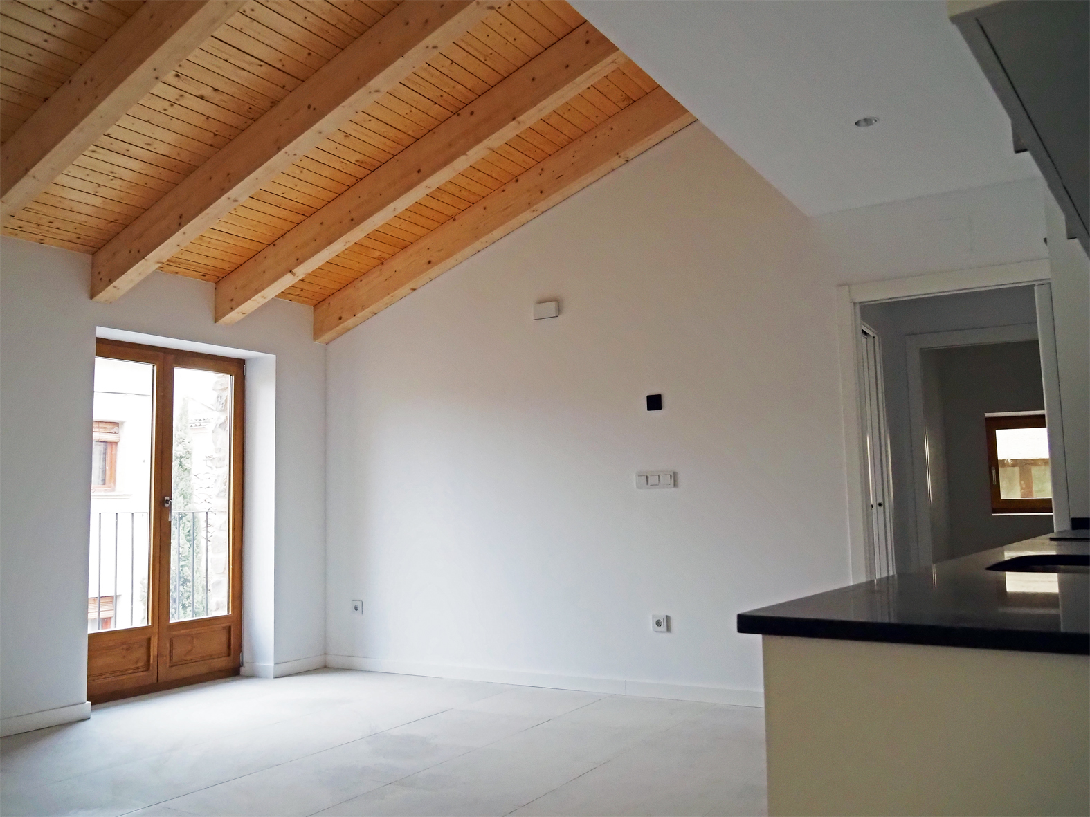 Interior d'un dels nous pisos de Cal Ton Bat&oacute;, al Poble Vell, despr&eacute;s de les obres de consolidaci&oacute; i rehabilitaci&oacute; de l'edifici.