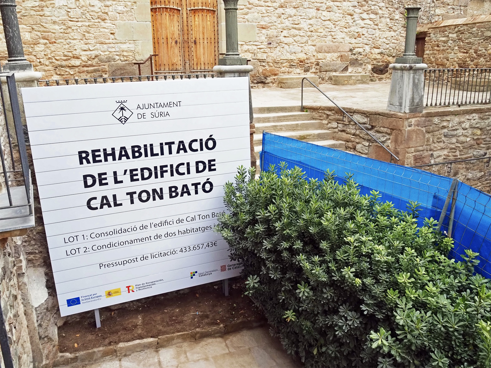 R&egrave;tol sobre les obres de consolidaci&oacute; i rehabilitaci&oacute; de Cal Ton Bat&oacute;, al Poble Vell, a l'exterior de l'edifici.