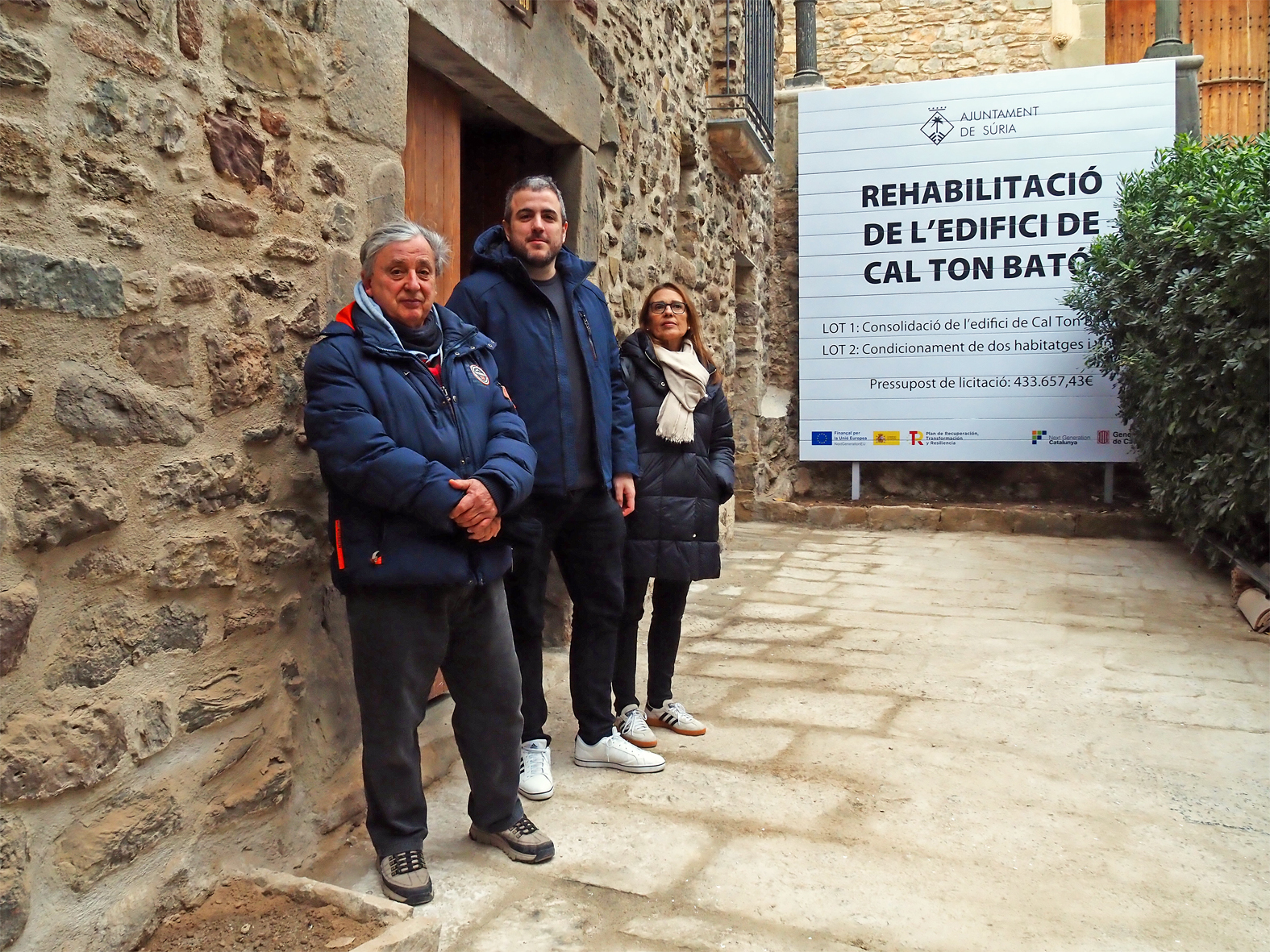 L'alcalde Albert Cober&oacute;, amb la primera tinent d'Alcaldia, Olga Tena, i el tercer tinent d'Alcaldia, Albert F&agrave;brega, durant la recepci&oacute; de les obres de consolidaci&oacute; i rehabilitaci&oacute; de Cal Ton Bat&oacute;, al Poble Vell.