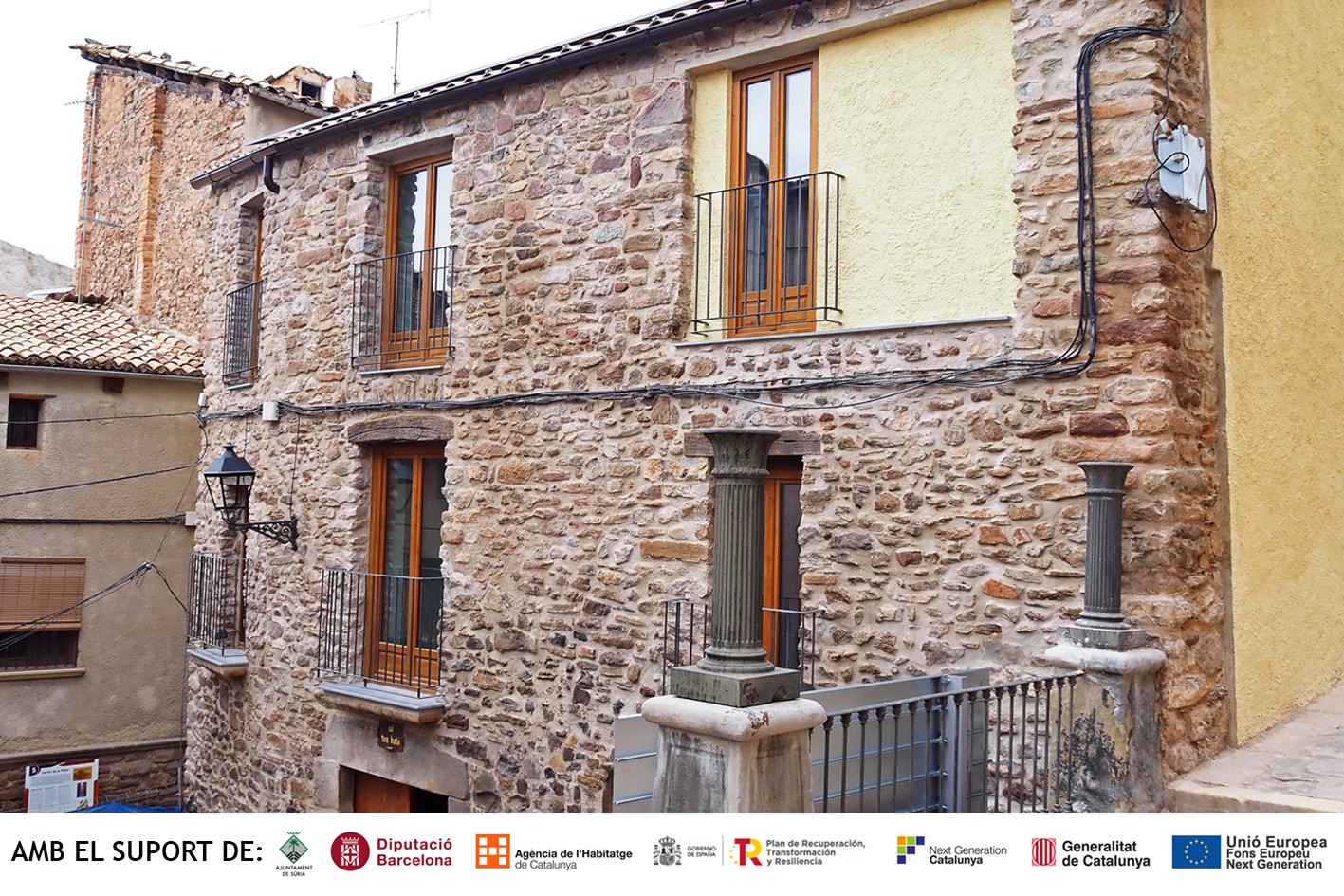Fa&ccedil;ana de Cal Ton Bat&oacute;, al Poble Vell, despr&eacute;s de les obres de consolidaci&oacute; i rehabilitaci&oacute; de l'edifici.