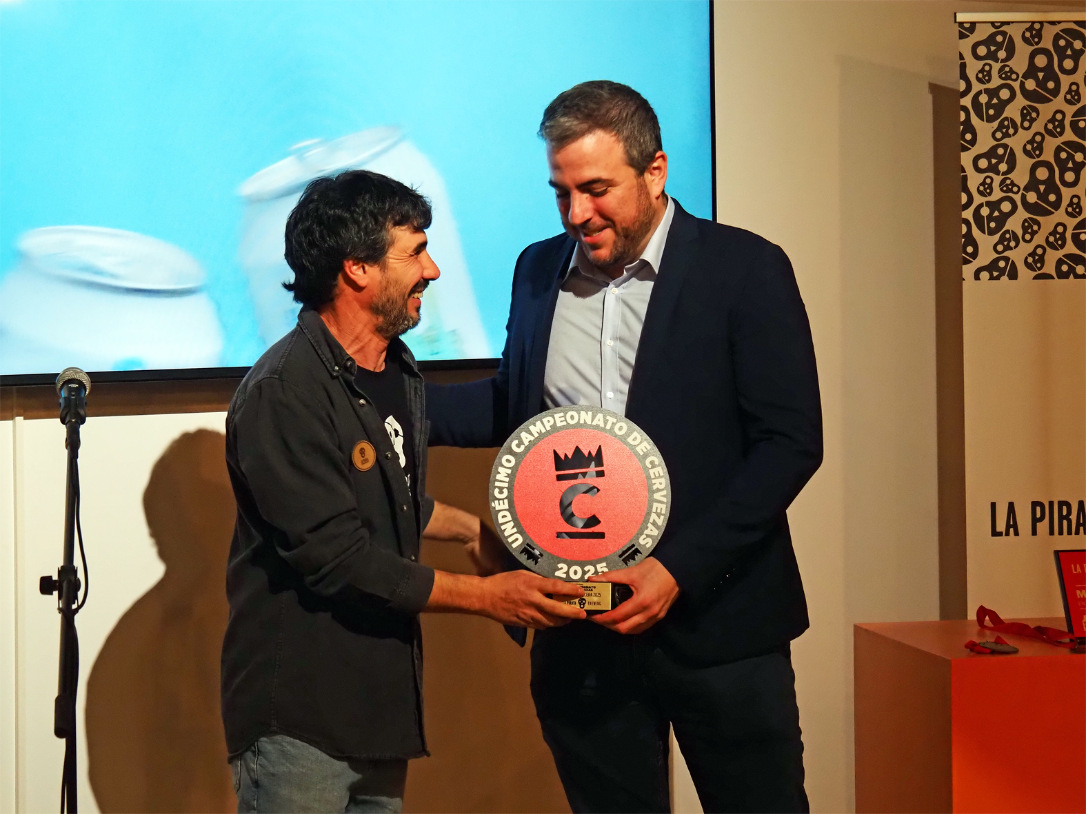La Pirata Brewing comparteix amb la vila el seu darrer premi com a millor empresa cervesera del 2025