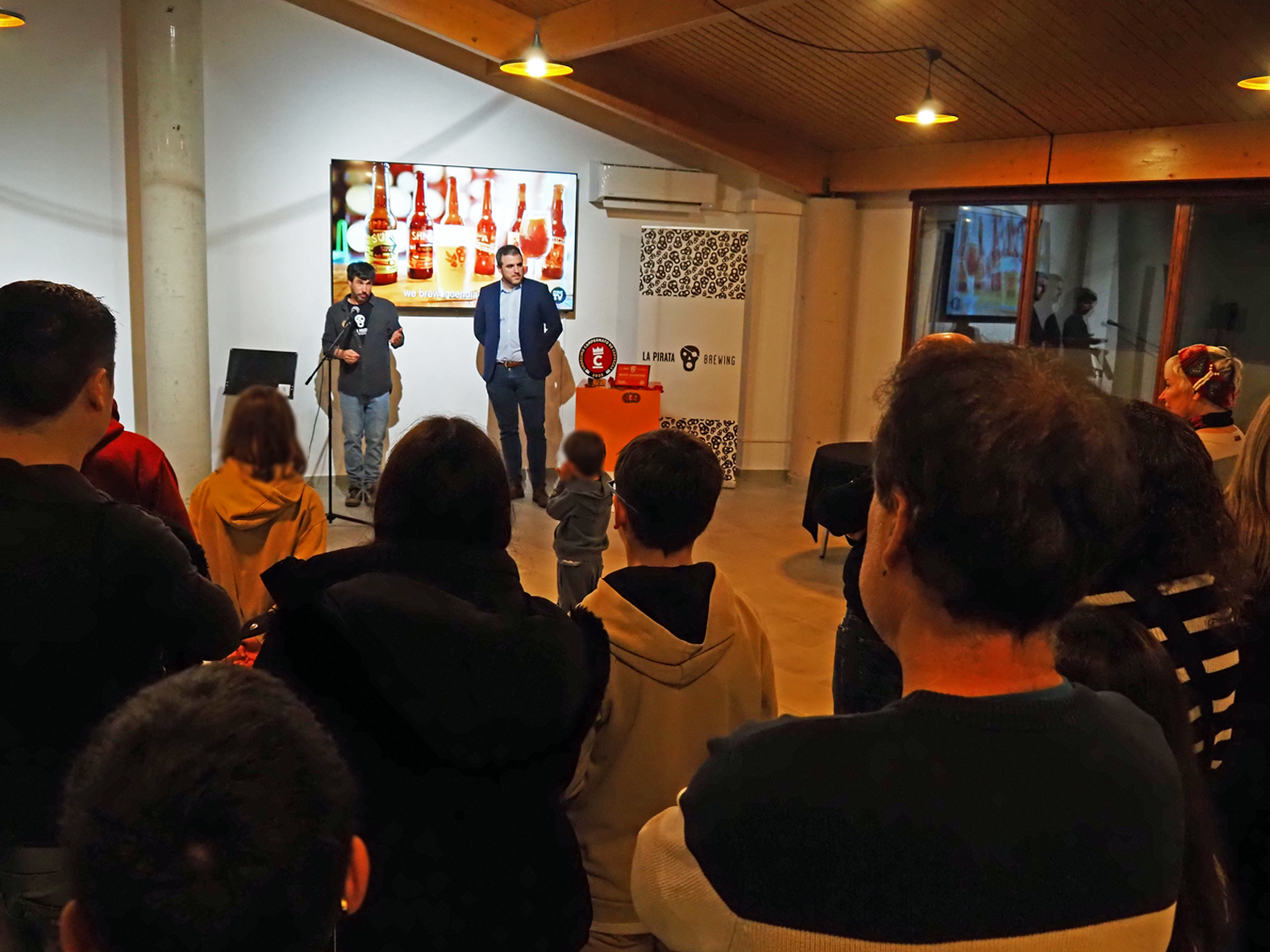 Imatge de l'acte de celebraci&oacute; del guard&oacute; obtingut per La Pirata Brewing com a millor cervesera d'enguany, a la Sala del Portal.