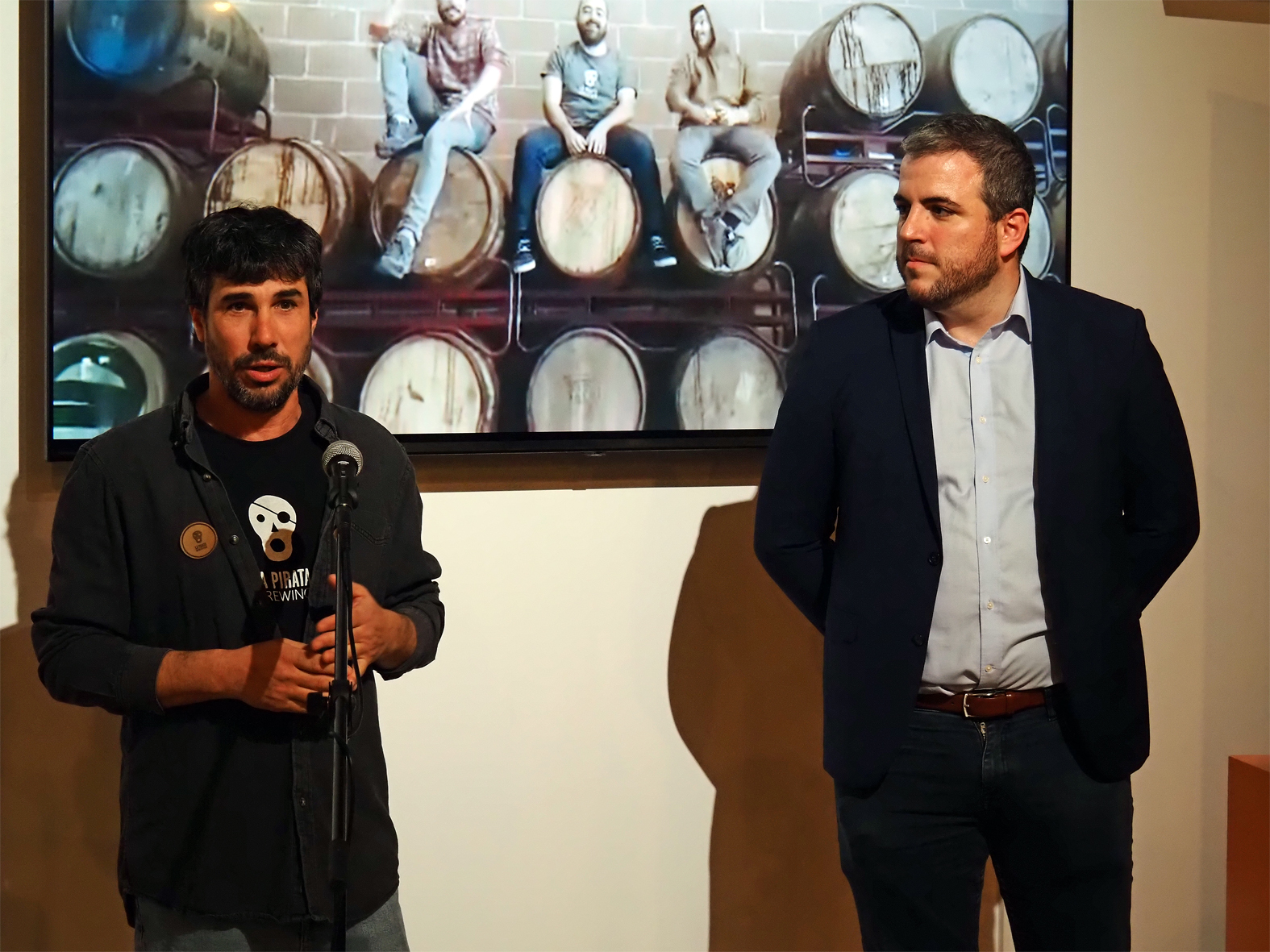 El cap i cofundador de La Pirata Brewing, Aran Leon, parla durant l'acte de celebraci&oacute; del guard&oacute; obtingut per l'empresa surienca com a millor cervesera d'enguany, al costat de l'alcalde Albert Cober&oacute;.