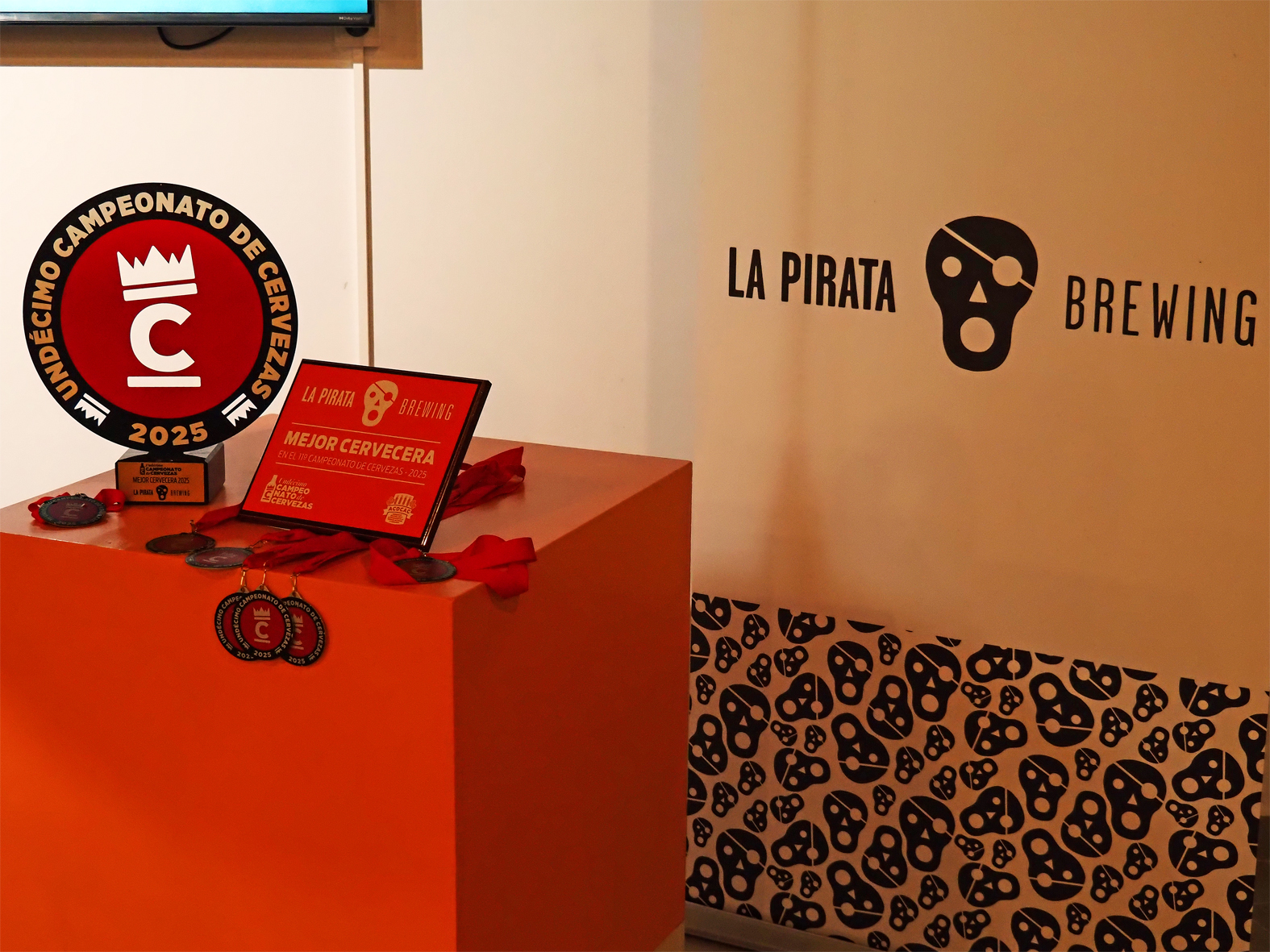 Guard&oacute; obtingut per La Pirata Brewing com a millor cervesera d'enguany, durant l'acte de celebraci&oacute; a la Sala del Portal.
