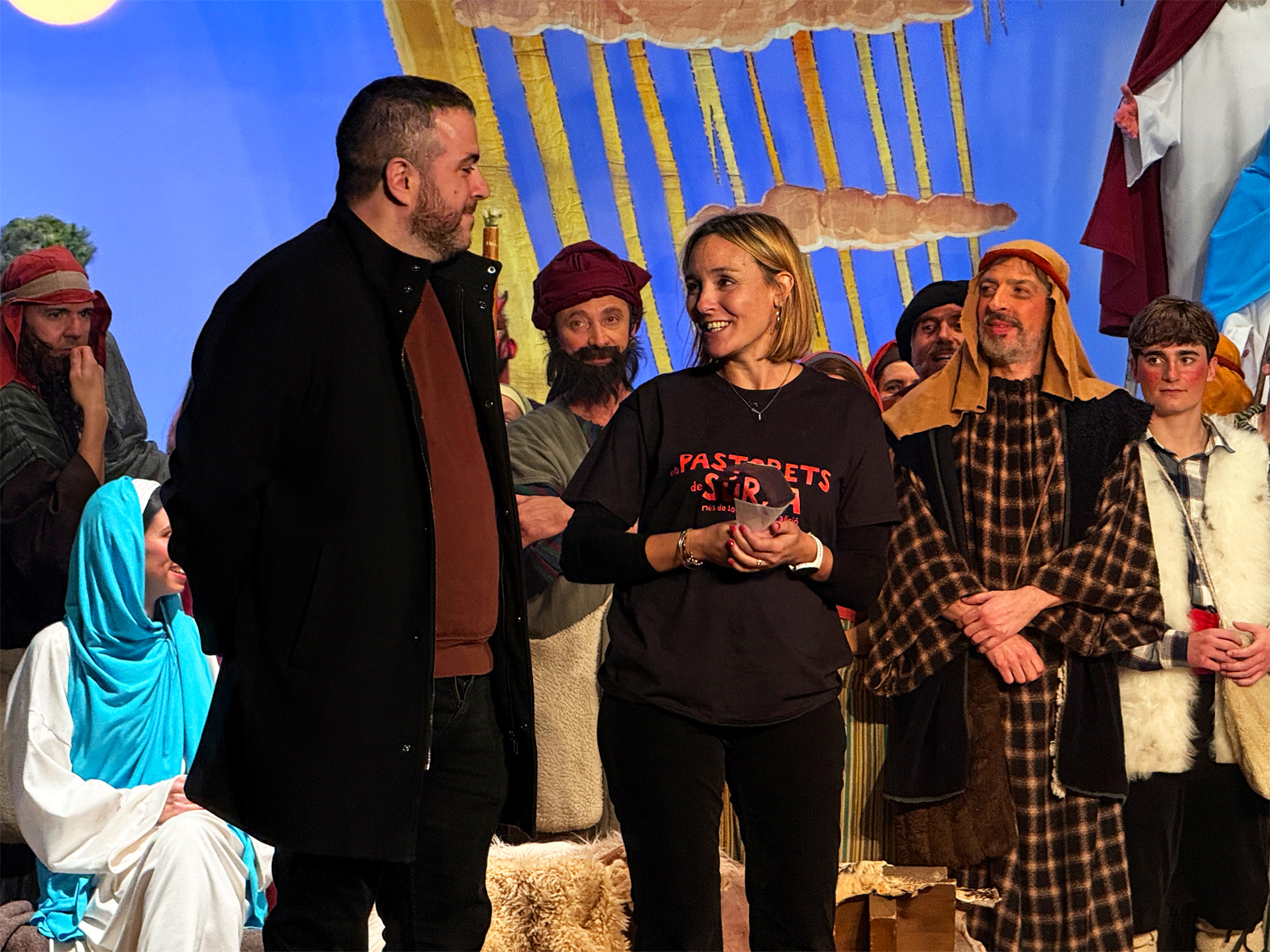 La presidenta del Foment Cultural, Tat Serrat, parla durant la celebraci&oacute; del centenari del Teatre del Foment Cultural, al costat de l'alcalde Albert Cober&oacute; i personatges d'Els Pastorets.