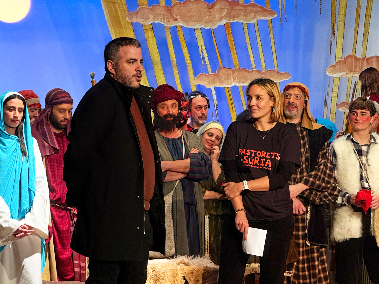 L'alcalde Albert Cober&oacute; parla durant la celebraci&oacute; del centenari del Teatre del Foment Cultural, al costat de la presidenta de l'entitat, Tat Serrat, i personatges d'Els Pastorets.