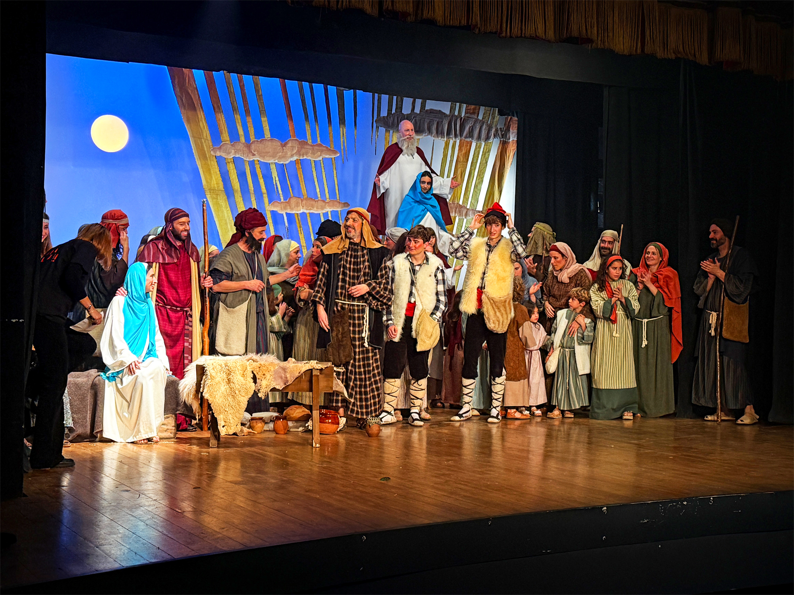 Personatges d'Els Pastorets, despr&eacute;s de l'escena final de l'obra, en l'inici de la celebraci&oacute; del centenari del Teatre del Foment Cultural.