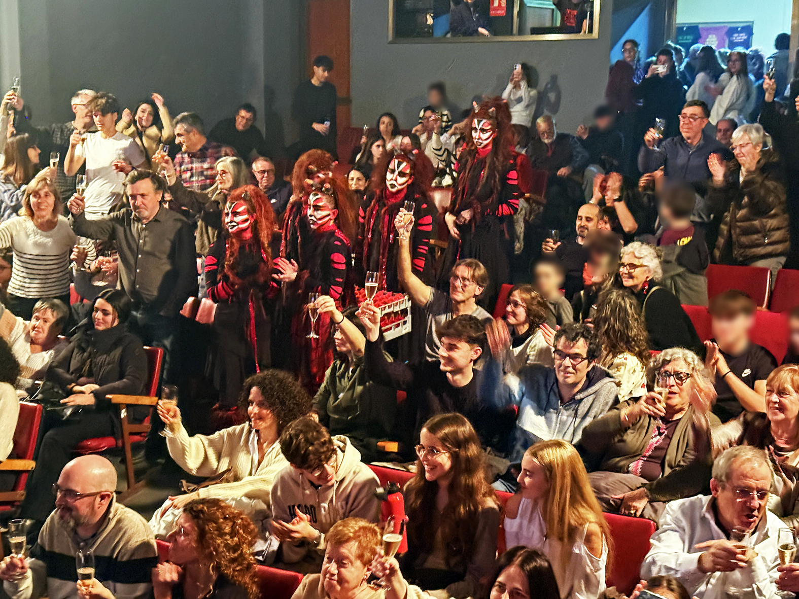 Vista parcial del Teatre del Foment Cultural, durant el brindis de celebraci&oacute; pel centenari d'aquest espai esc&egrave;nic, amb p&uacute;blic i personatges d'Els Pastorets.