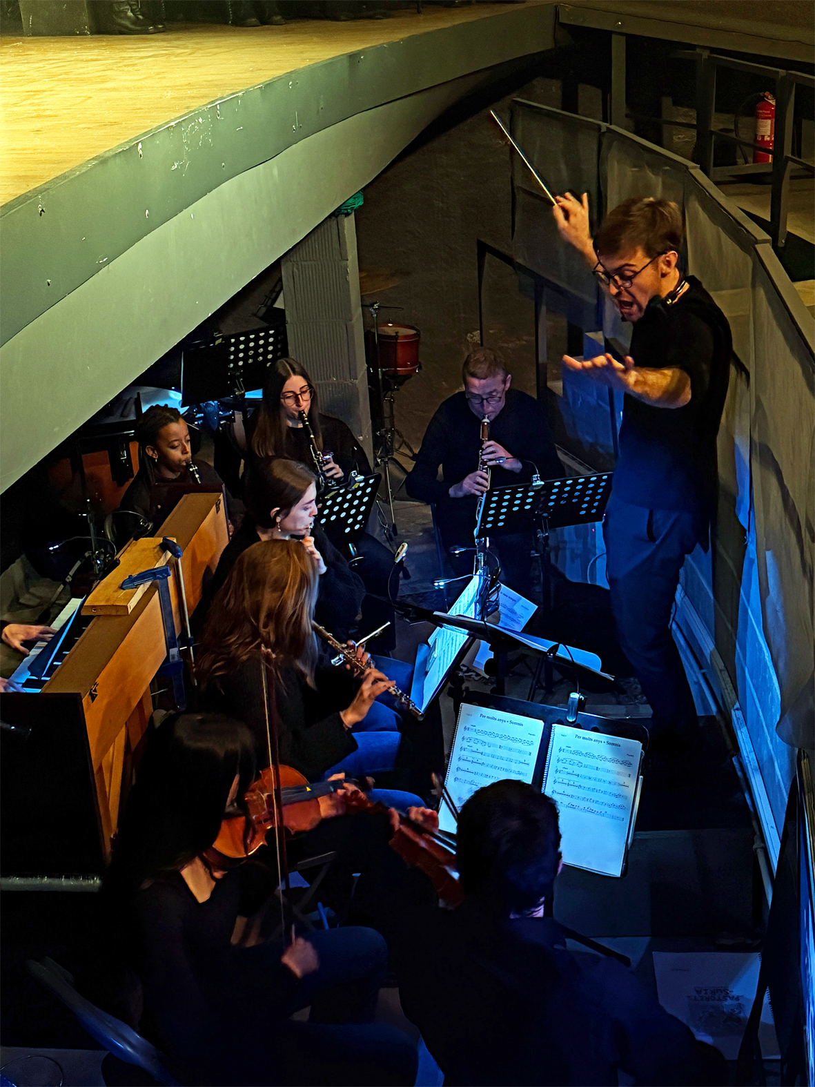 Interpretaci&oacute; de la can&ccedil;&oacute; 'Somnis' de Jaume Esquius durant la celebraci&oacute; del centenari del Teatre del Foment Cultural.