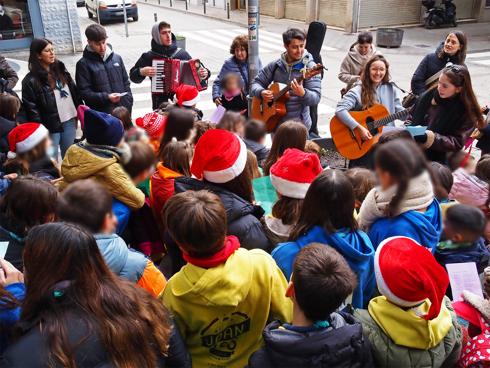 Cantada de nadales de lâ€™Agrupament Escolta i Guia Joan Ros.