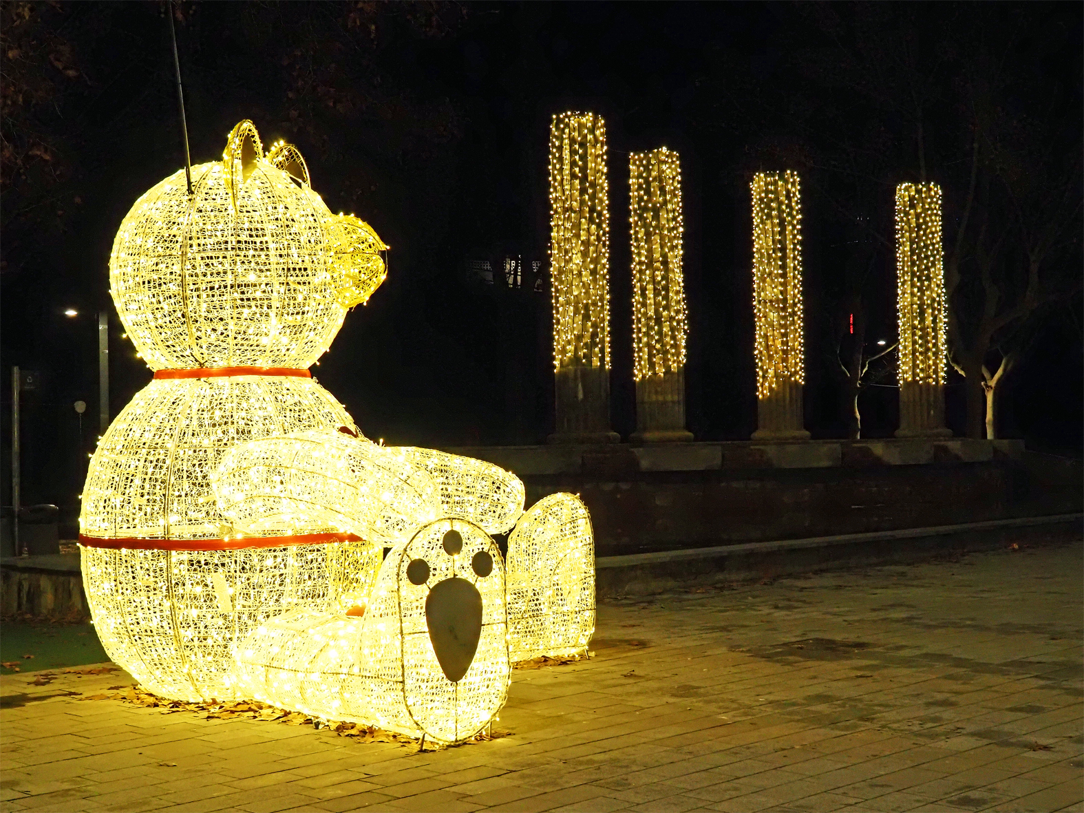 IlÂ·luminaciÃ³ de Nadal a la plaÃ§a de Sant Joan.