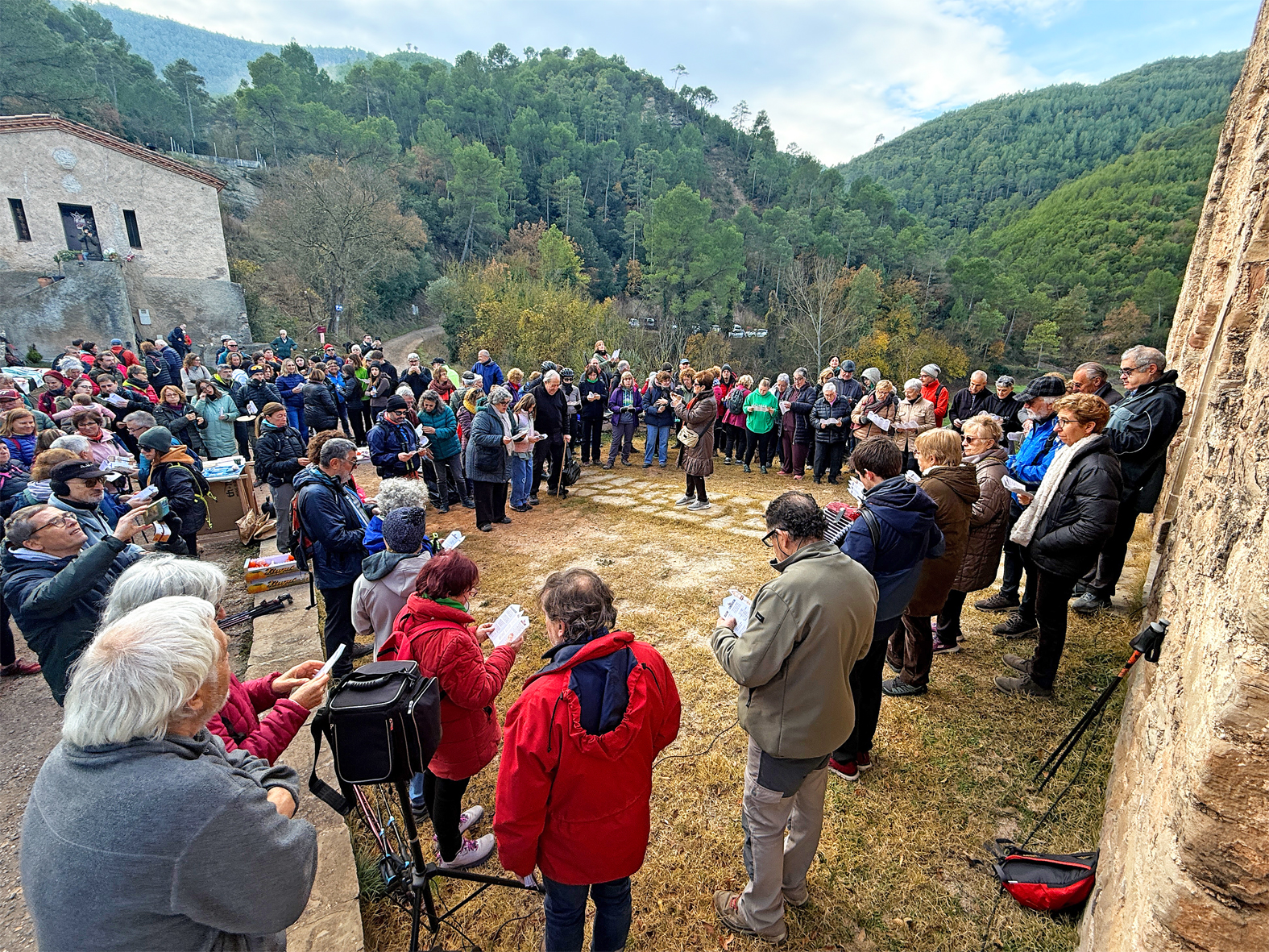 Cantada de nadales durant la plantada del pessebre a Coaner (Sant Mateu de Bages).