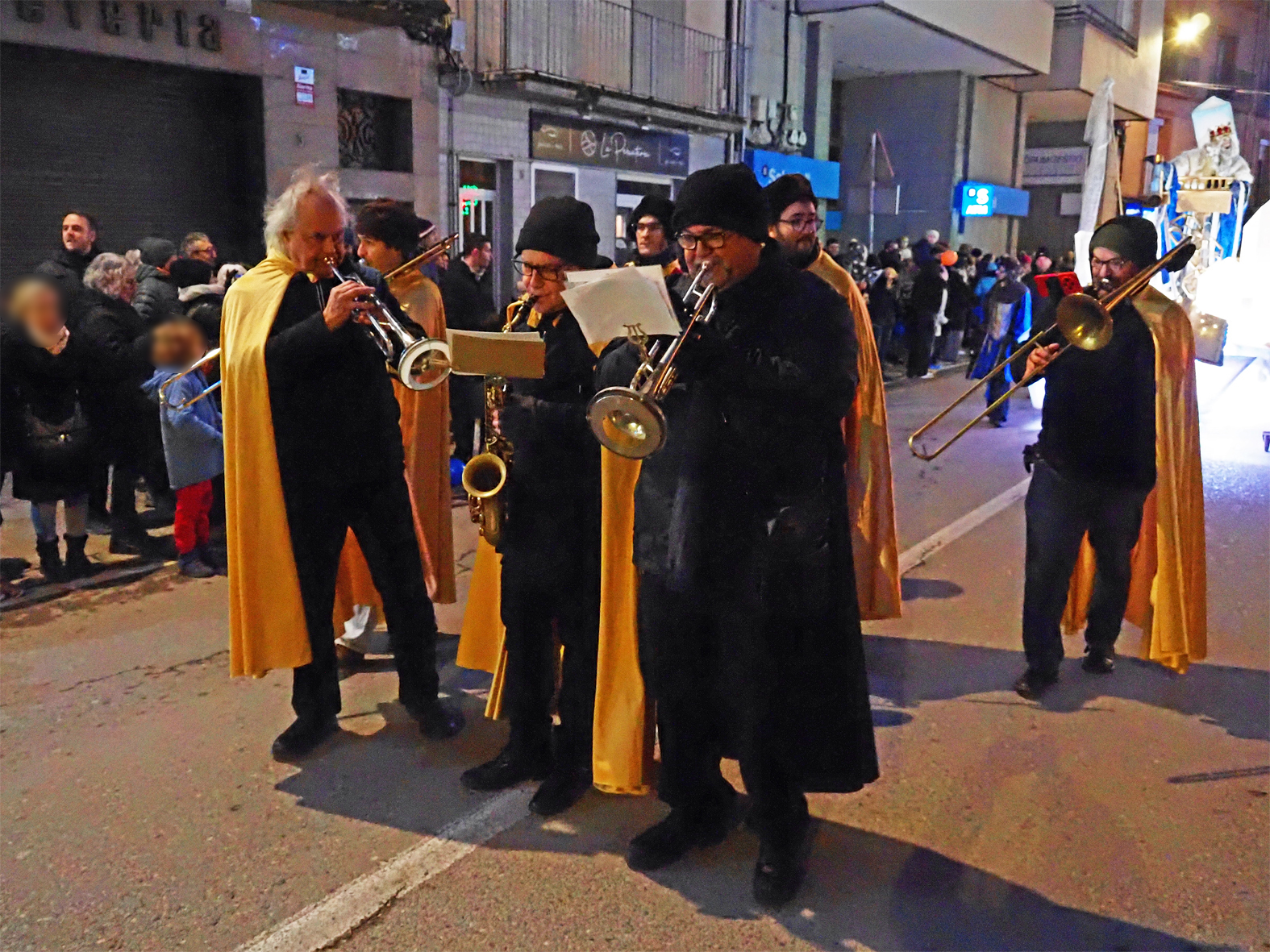 Acompanyament musical de la carrossa del rei Melcior, dins de la Cavalcada de Reis a S&uacute;ria.