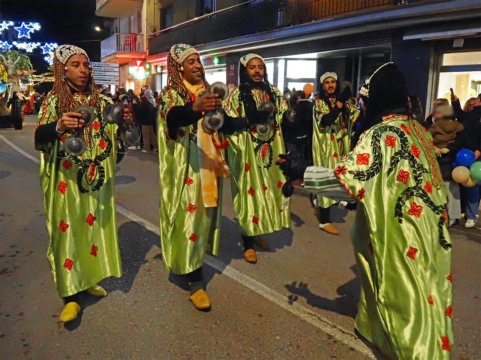 Acompanyament musical de la carrossa del rei Baltasar, dins de la Cavalcada de Reis a S&uacute;ria.