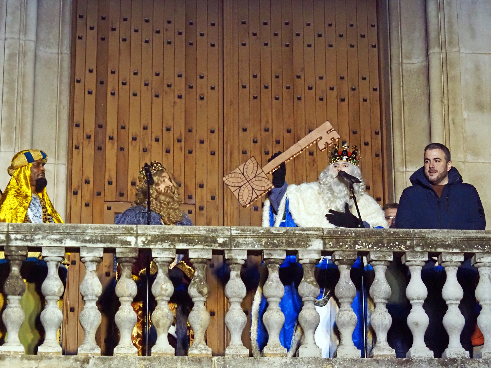 El rei Melcior mostra la clau m&agrave;gica per obrir les llars de la vila, en la recepci&oacute; institucional als Reis d'Orient a S&uacute;ria.