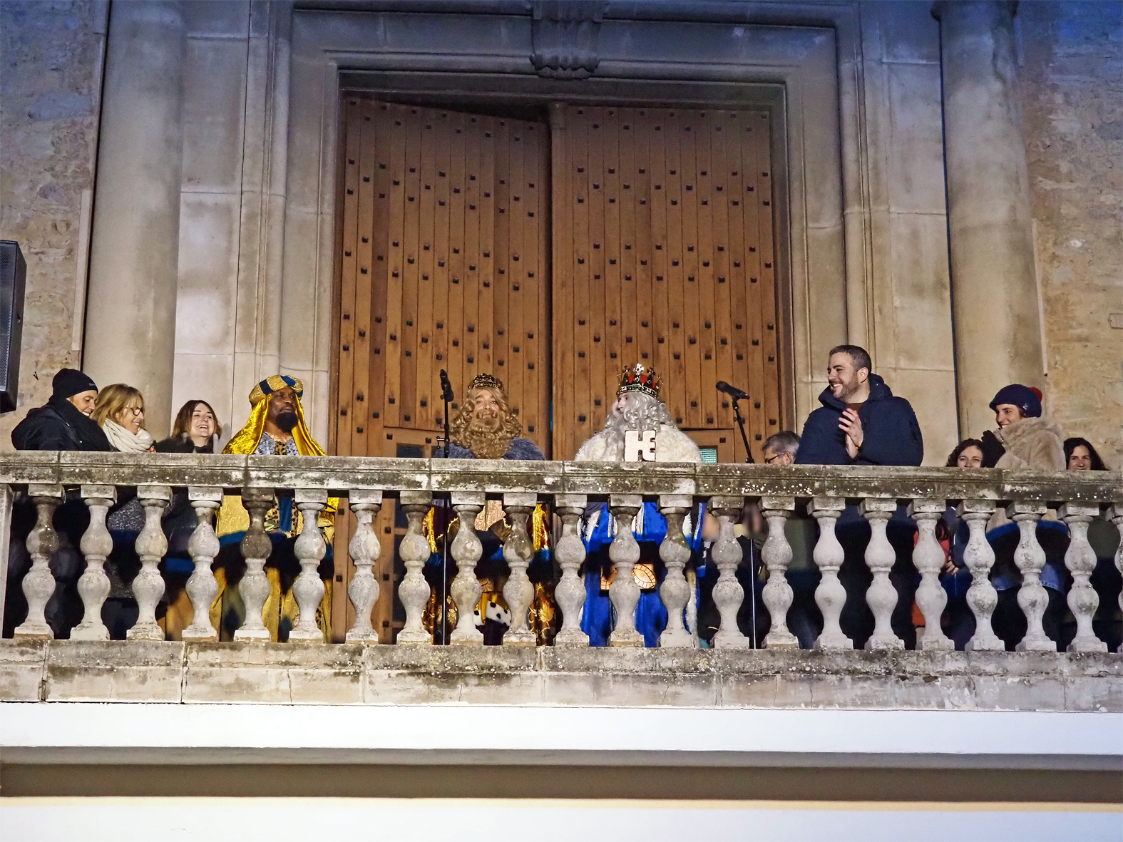 Aplaudiments de la Corporaci&oacute; Municipal als Reis d'Orient, en la recepci&oacute; institucional a Ses Majestats a S&uacute;ria.