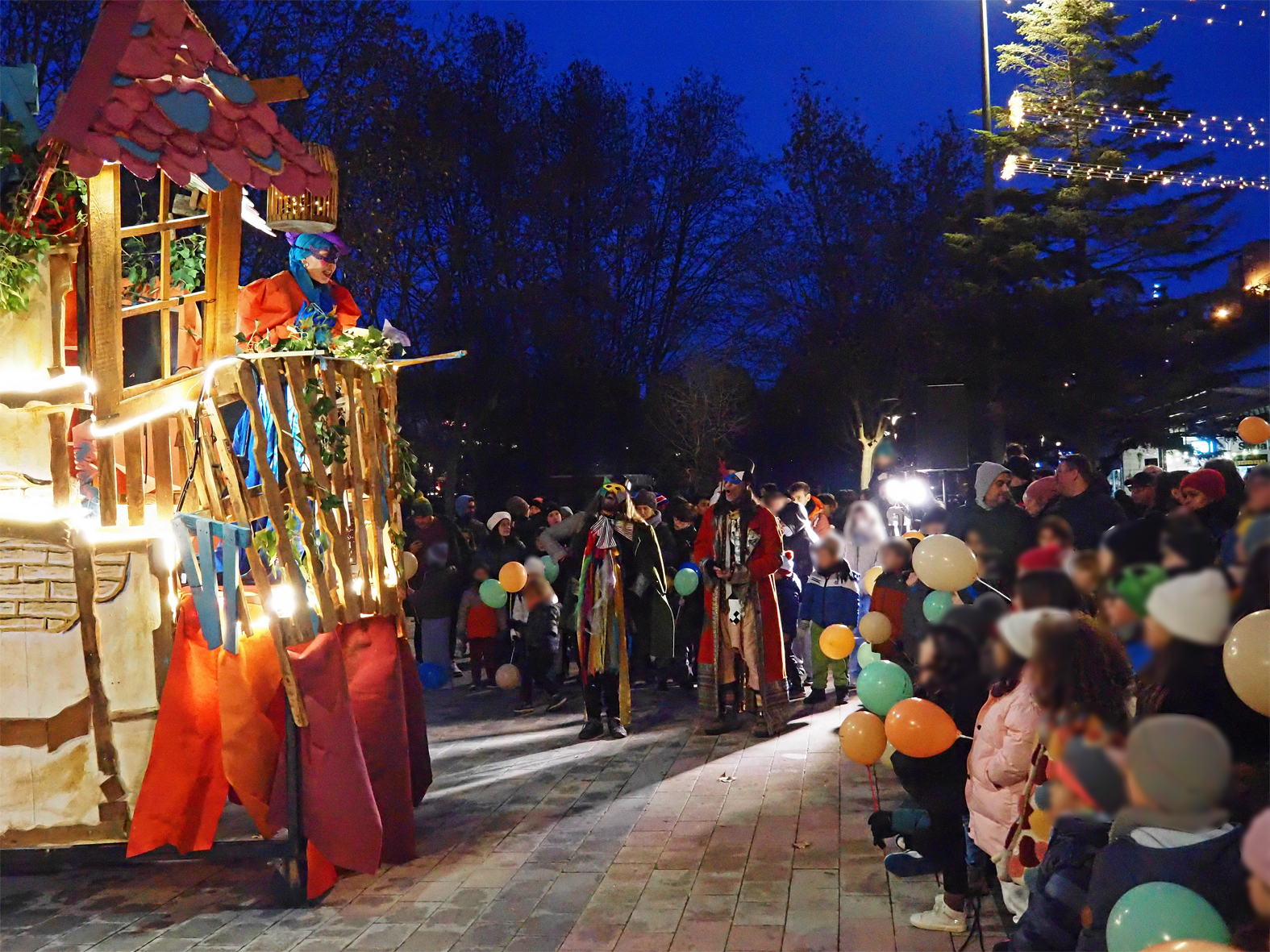 La Contacontes de la Cavalcada de Reis a S&uacute;ria parla als infants a la pla&ccedil;a de Sant Joan.