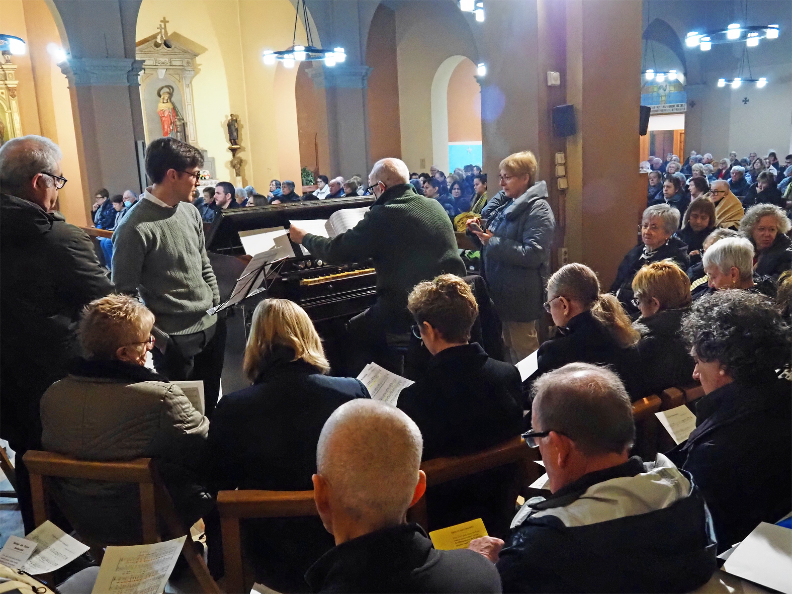 Cor de cantaires de la Missa Solemne de renovaciÃ³ del Vot de Poble, dins de la Festa de Sant SebastiÃ .