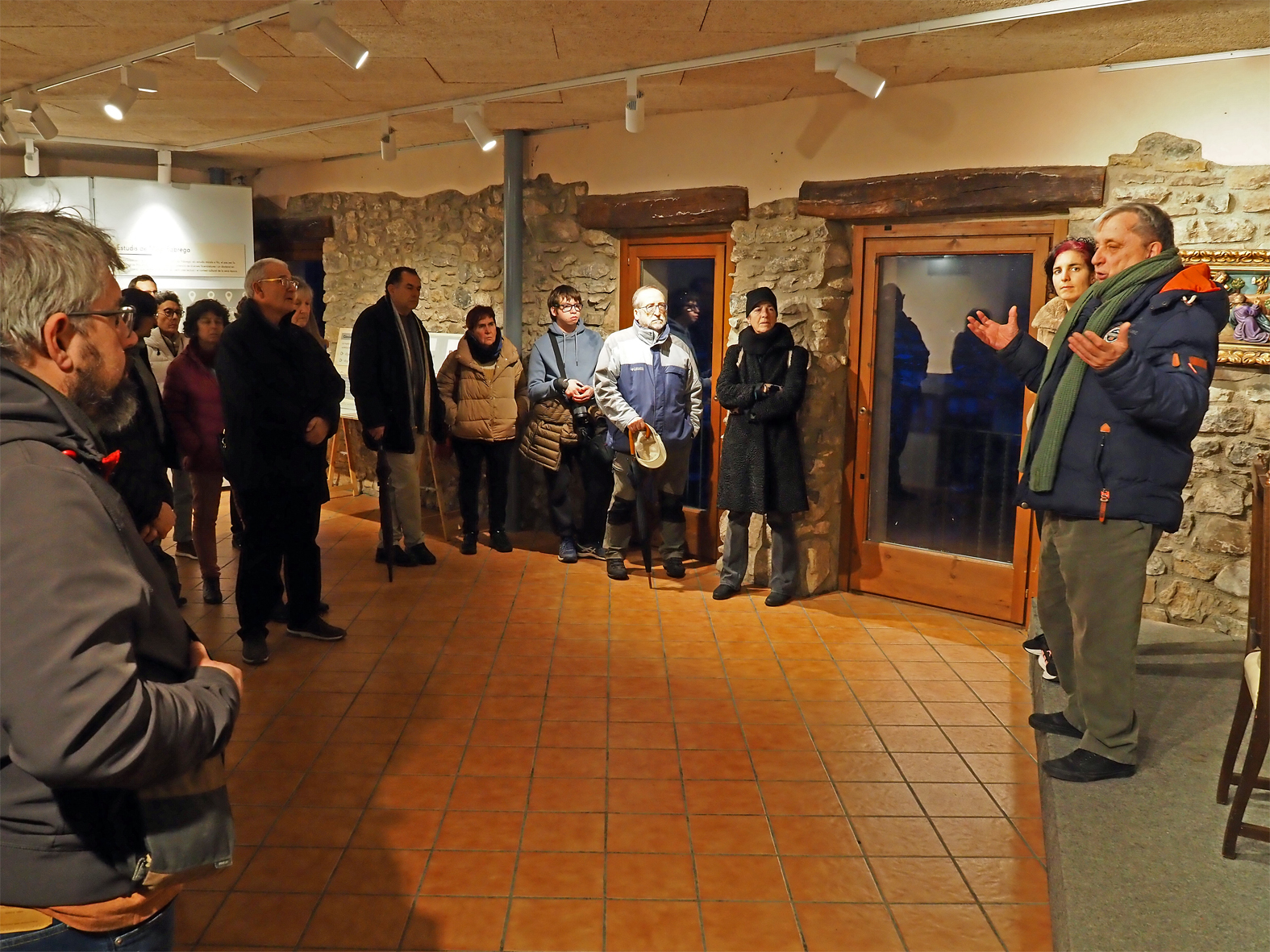 El regidor de Cultura, Albert F&agrave;brega, parla durant la inauguraci&oacute; de l'exposici&oacute; 'Mag&iacute; F&agrave;brega (1855-1926), de S&uacute;ria al capdavant de la Universitat' a la sala Cal Balaguer del Porxo, al costat de la regidora de Festes, Alba Mart&iacute;nez.