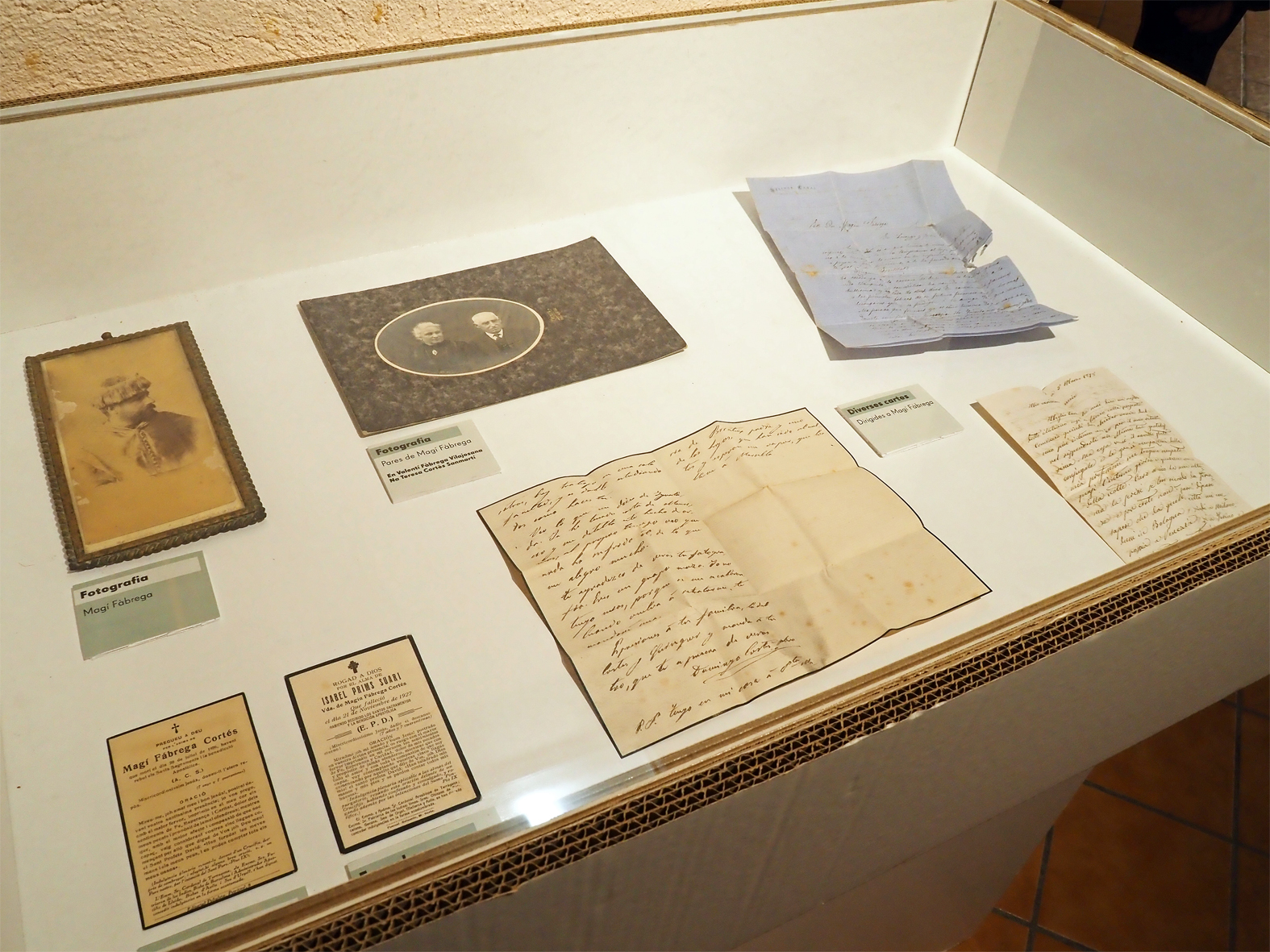 Vitrina de l'exposici&oacute; 'Mag&iacute; F&agrave;brega (1855-1926), de S&uacute;ria al capdavant de la Universitat' a la sala Cal Balaguer del Porxo.