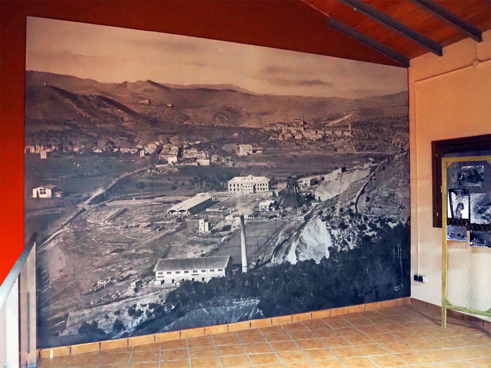 El Museu de la Mineria incorpora una gran fotografia històrica, procedent de l'Arxiu Municipal