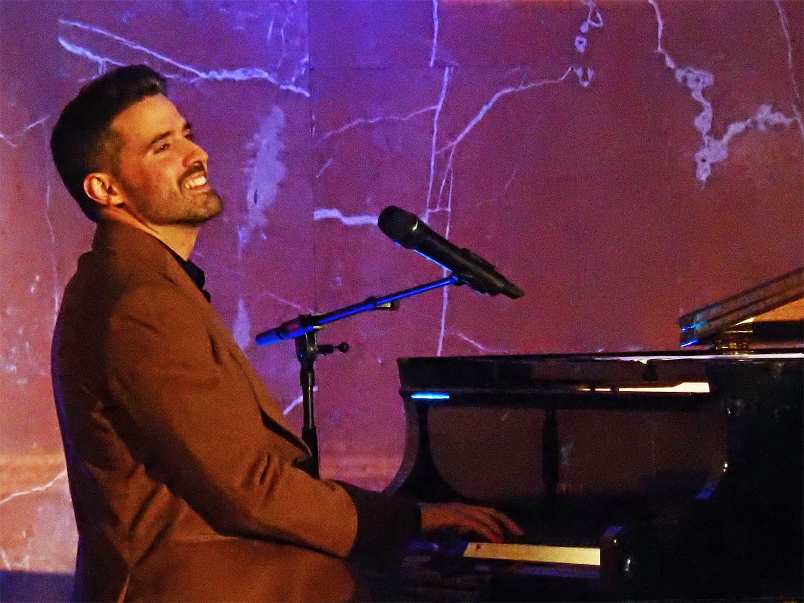 El m&uacute;sic surienc Mateu Peramiquel, durant el concert de la Festa de Sant Sebasti&agrave; a l'Esgl&eacute;sia Parroquial de Sant Crist&ograve;fol.