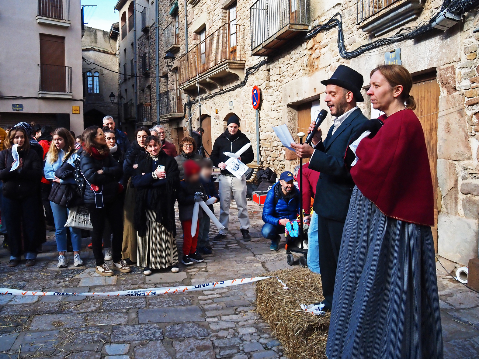 L'alcalde de 1885, Joan Santamaria, parla durant la 2a Cur(s)a del C&ograve;lera a la pla&ccedil;a Major del Poble Vell, al costat de la seva esposa.
