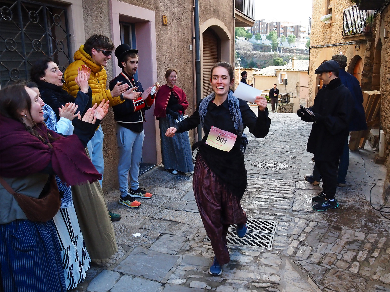 Arribada a la meta d'una participant de la 2a Cur(s)a del C&ograve;lera, dins de la Festa de Sant Sebasti&agrave;.